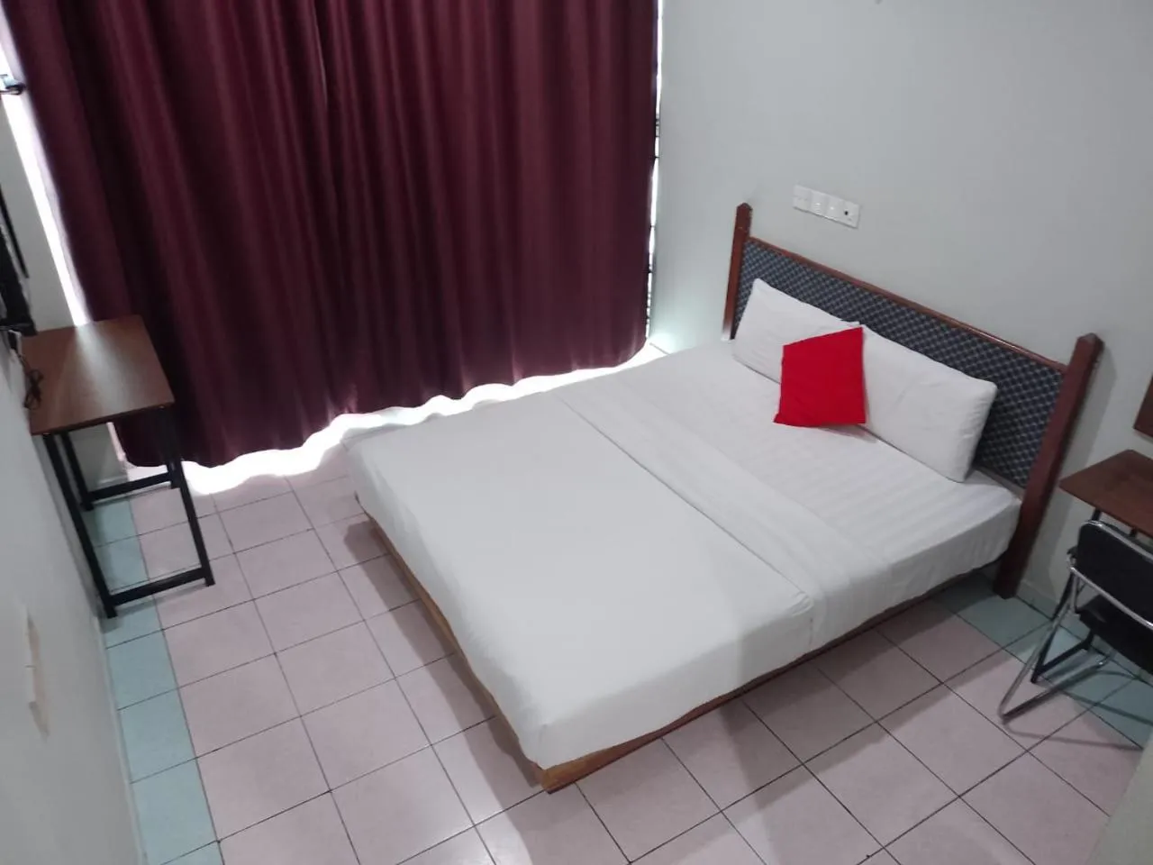 Bedroom, Bed in Highway Inn