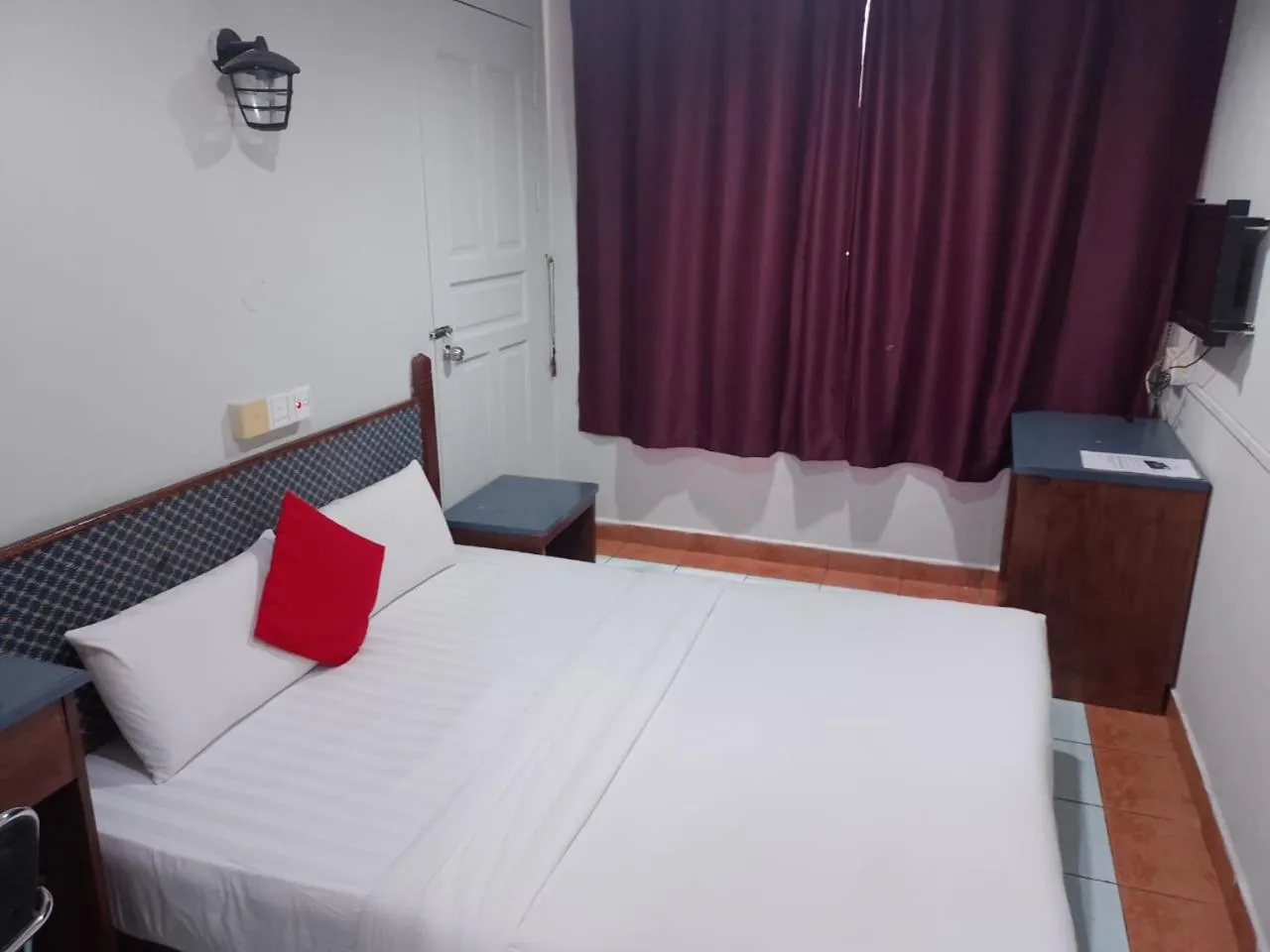 Bedroom, Bed in Highway Inn