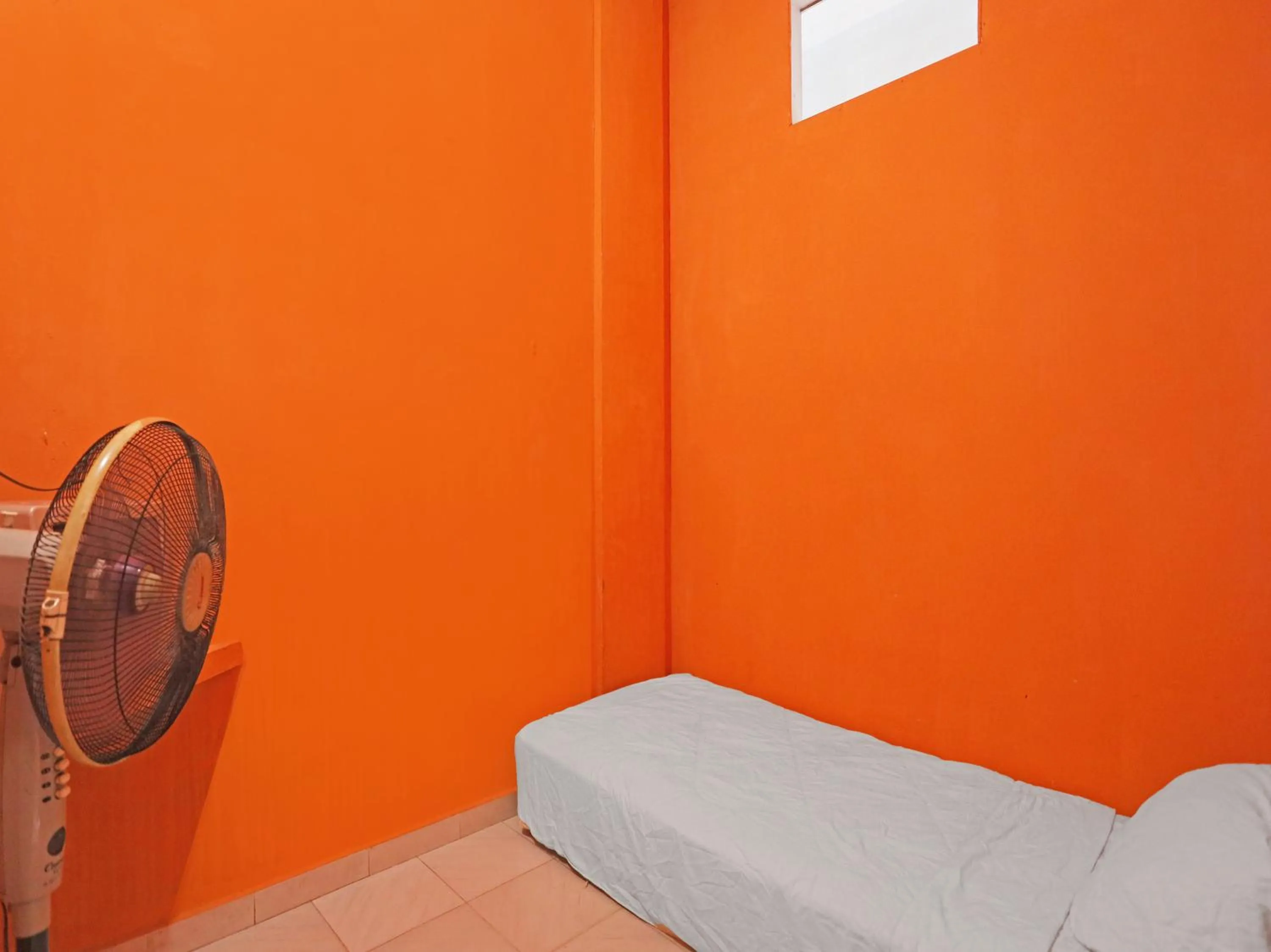 Bedroom in SPOT ON 92569 Anto Homestay SyariahNearPelabuhan Feri Harbor Bay