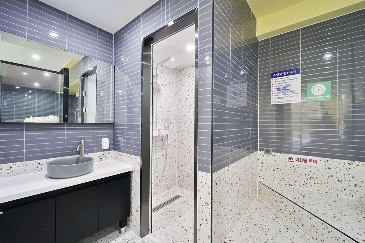 Shower in Doan Kids Hotel Yangsan