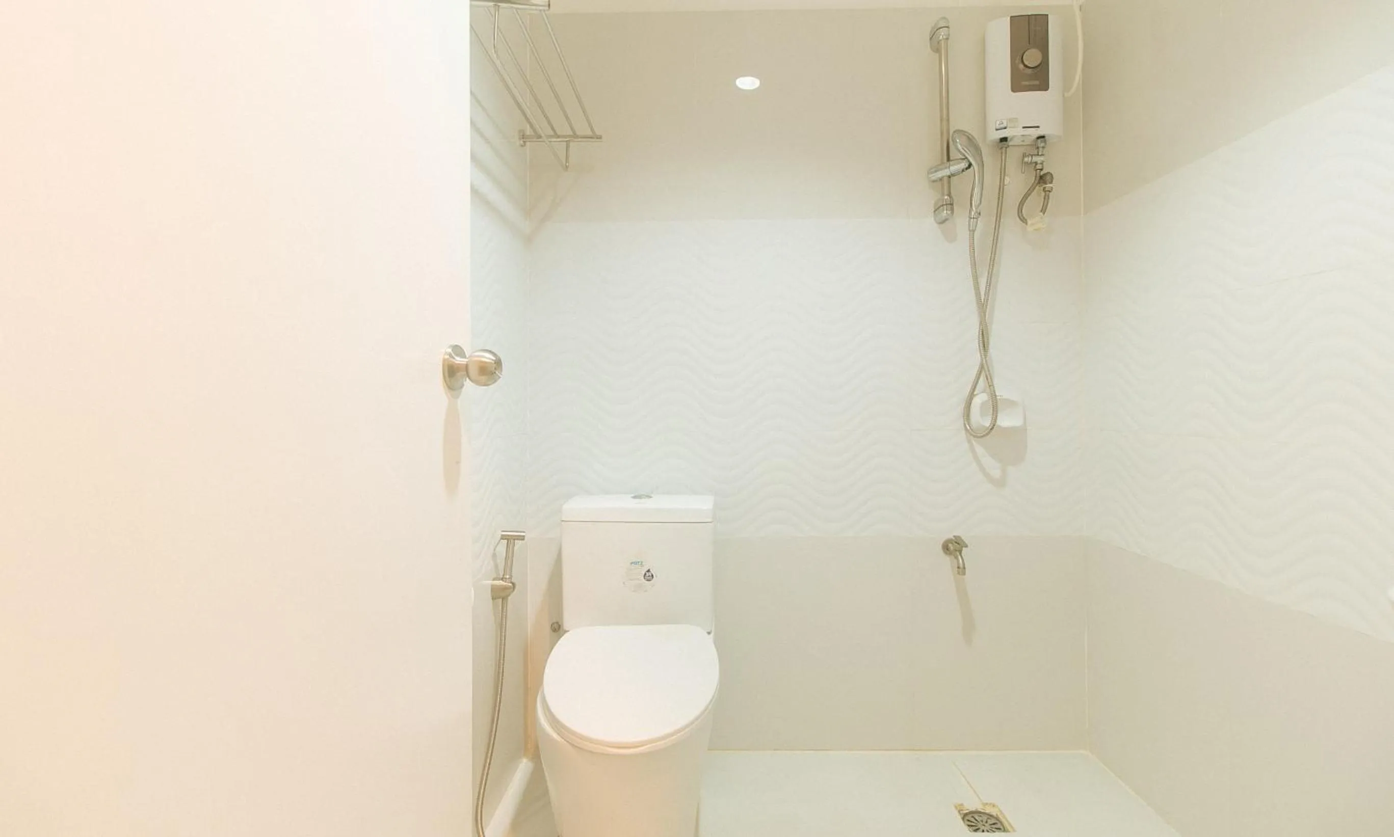 Shower in RedDoorz @ Benelio Suites Pavia Iloilo