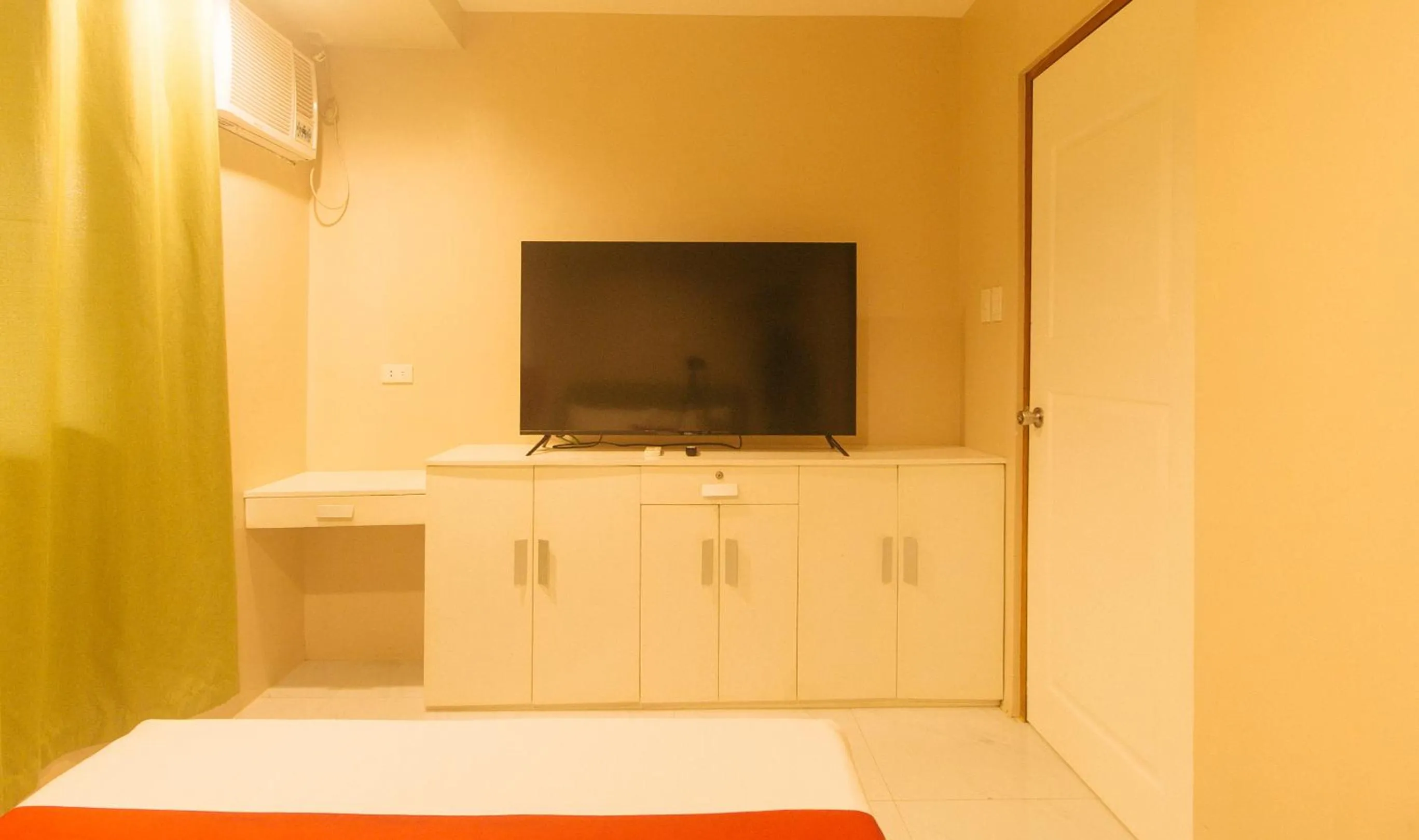 TV and multimedia in RedDoorz @ Benelio Suites Pavia Iloilo