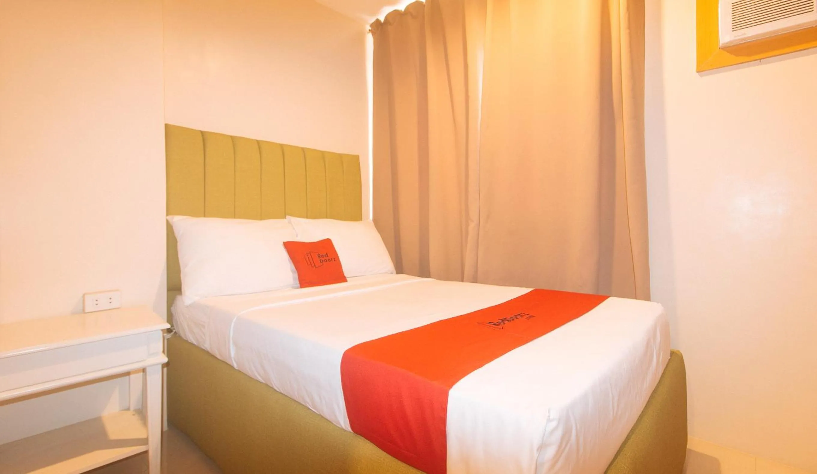 Bed in RedDoorz @ Benelio Suites Pavia Iloilo