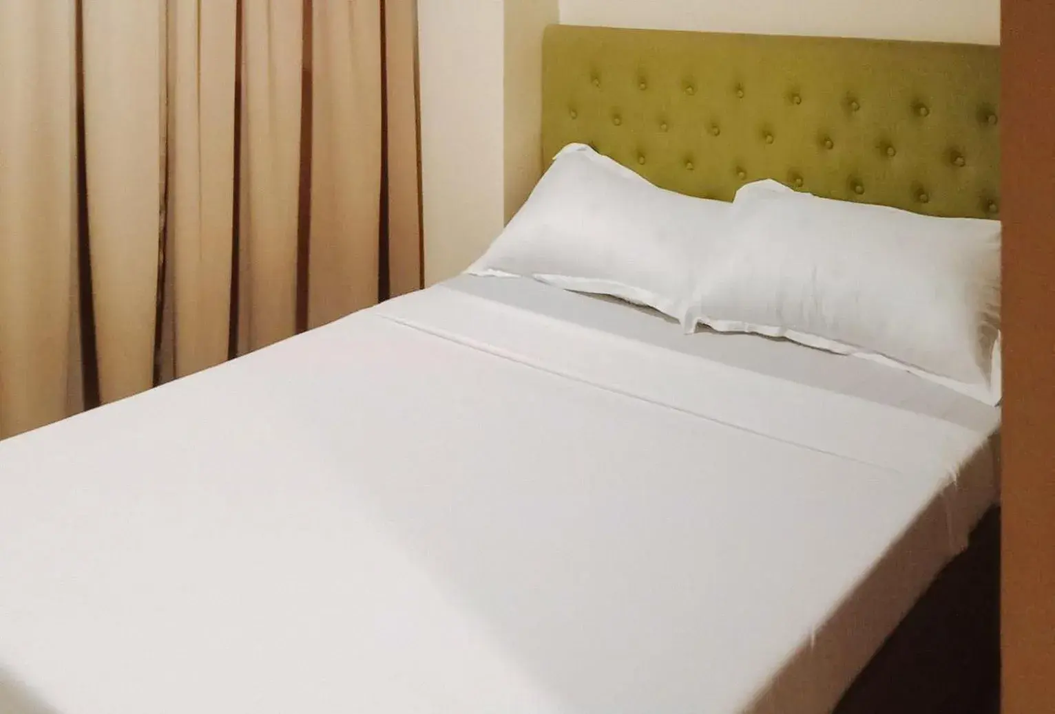 Deluxe Room in RedDoorz @ Benelio Suites Pavia Iloilo Deluxe Room in RedDoorz @ Benelio Suites Pavia Iloilo