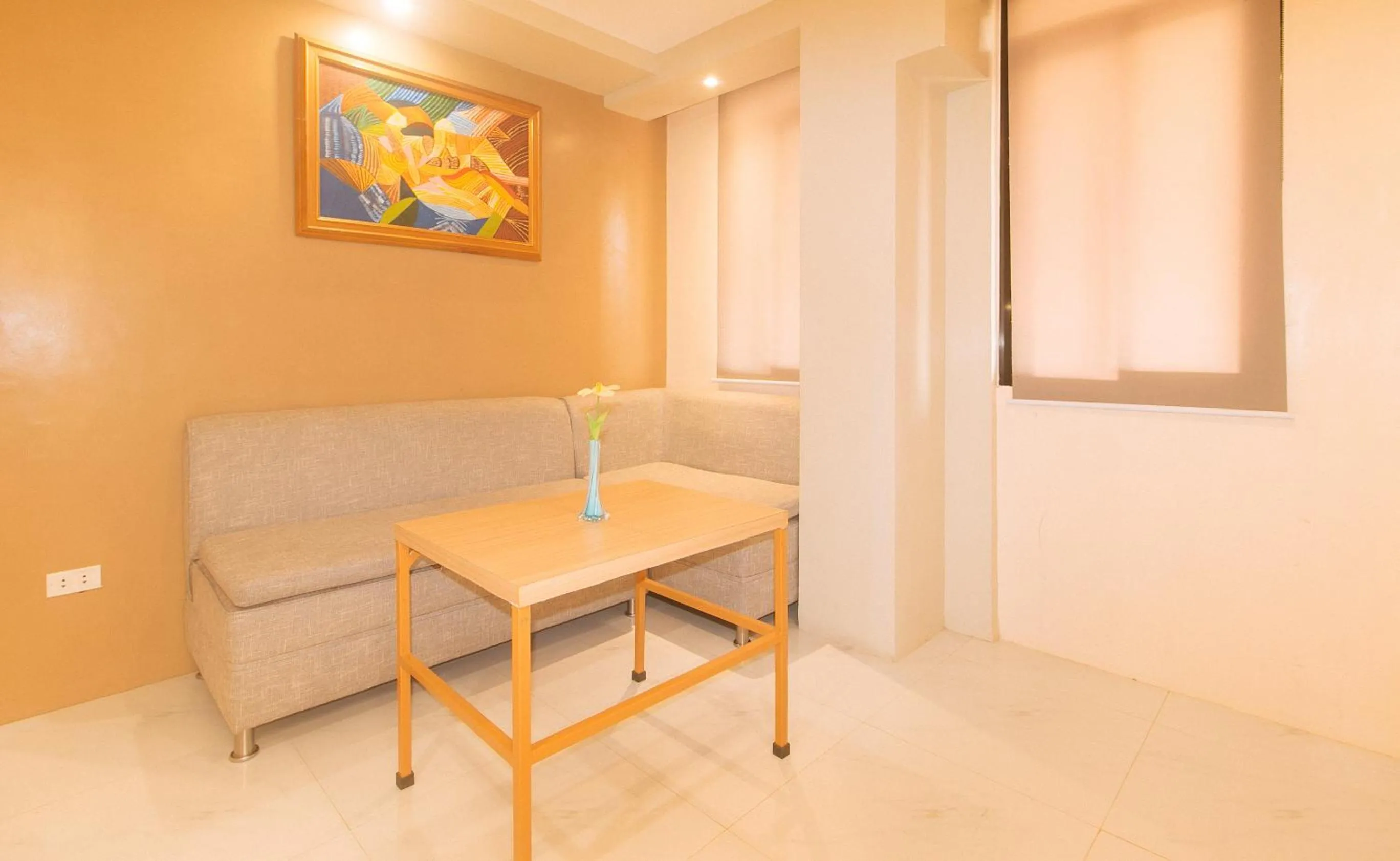 Seating area in RedDoorz @ Benelio Suites Pavia Iloilo