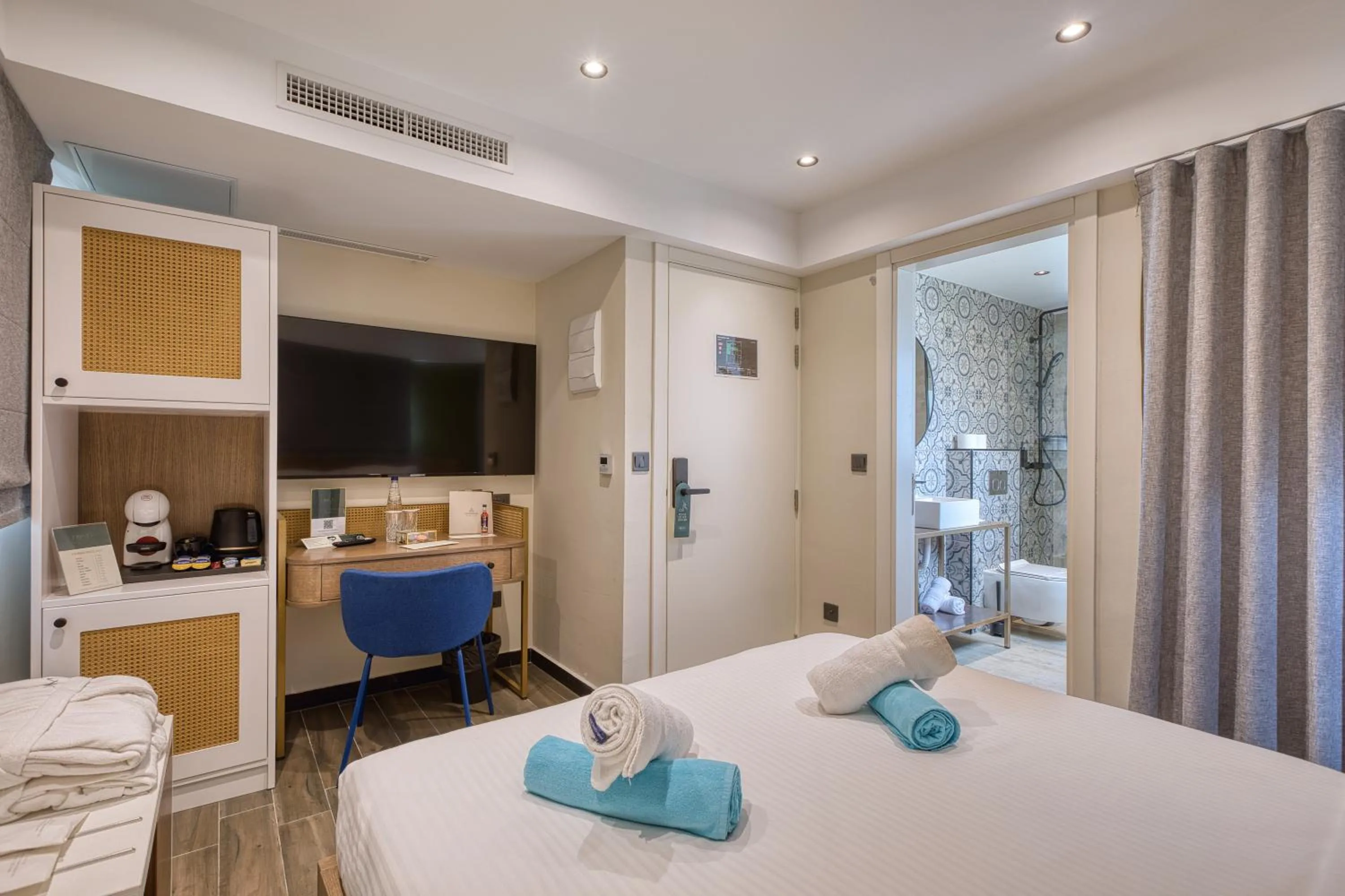 Photo of the whole room, Bed in DOMS Boutique Living