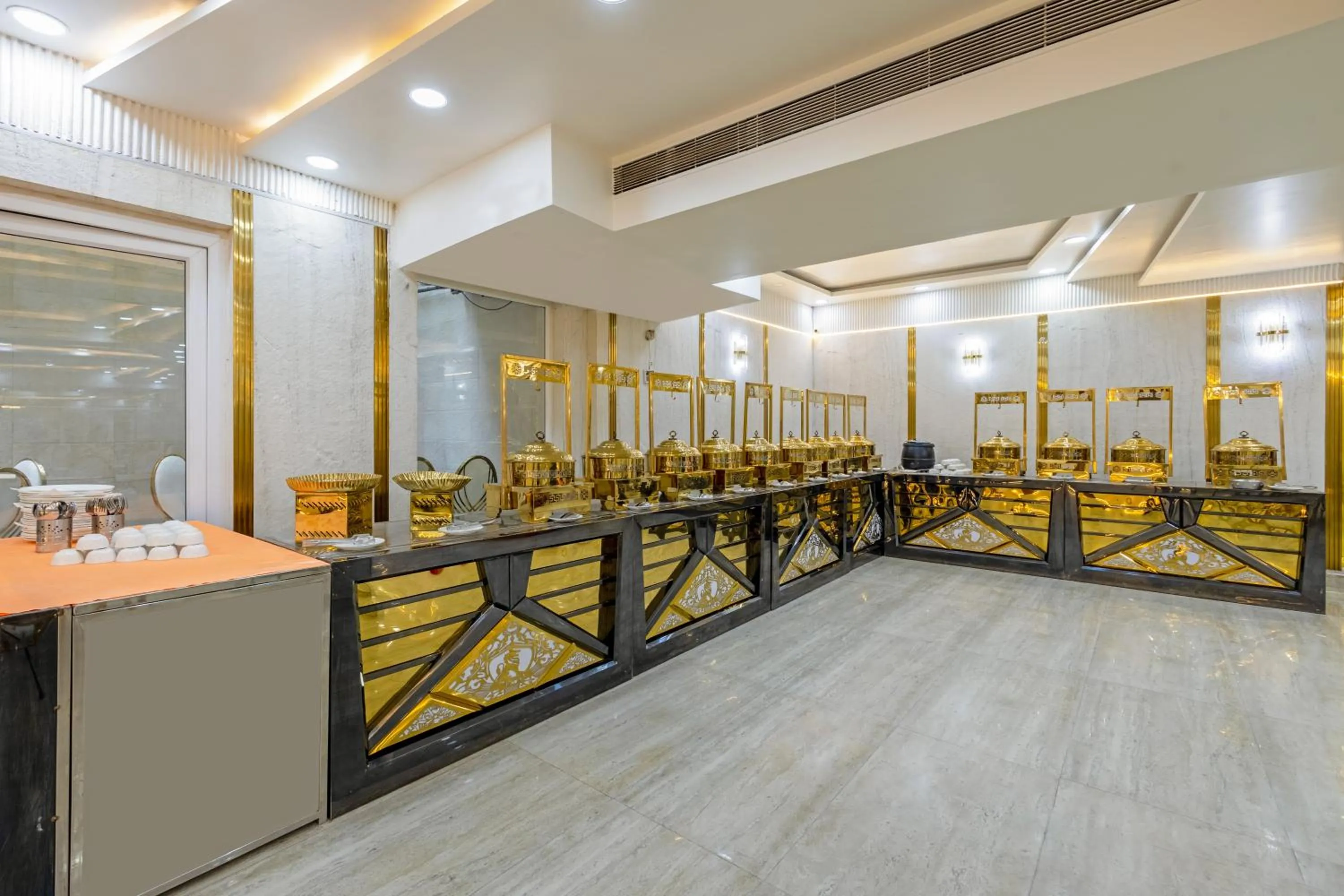 Banquet/Function facilities in Aadat Hotel Subhash Chowk Gurgaon