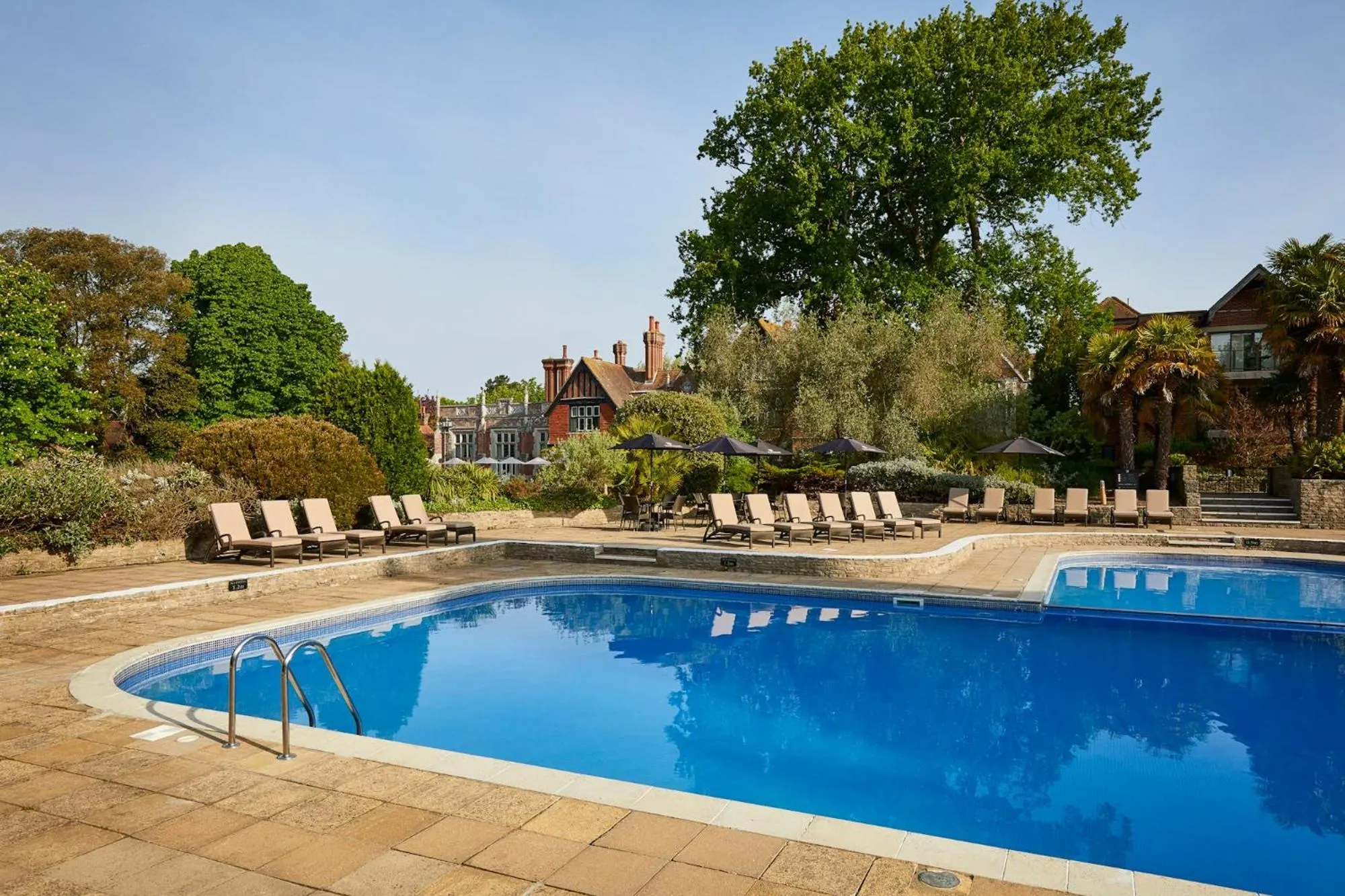 Swimming pool in Elmers Court Hotel