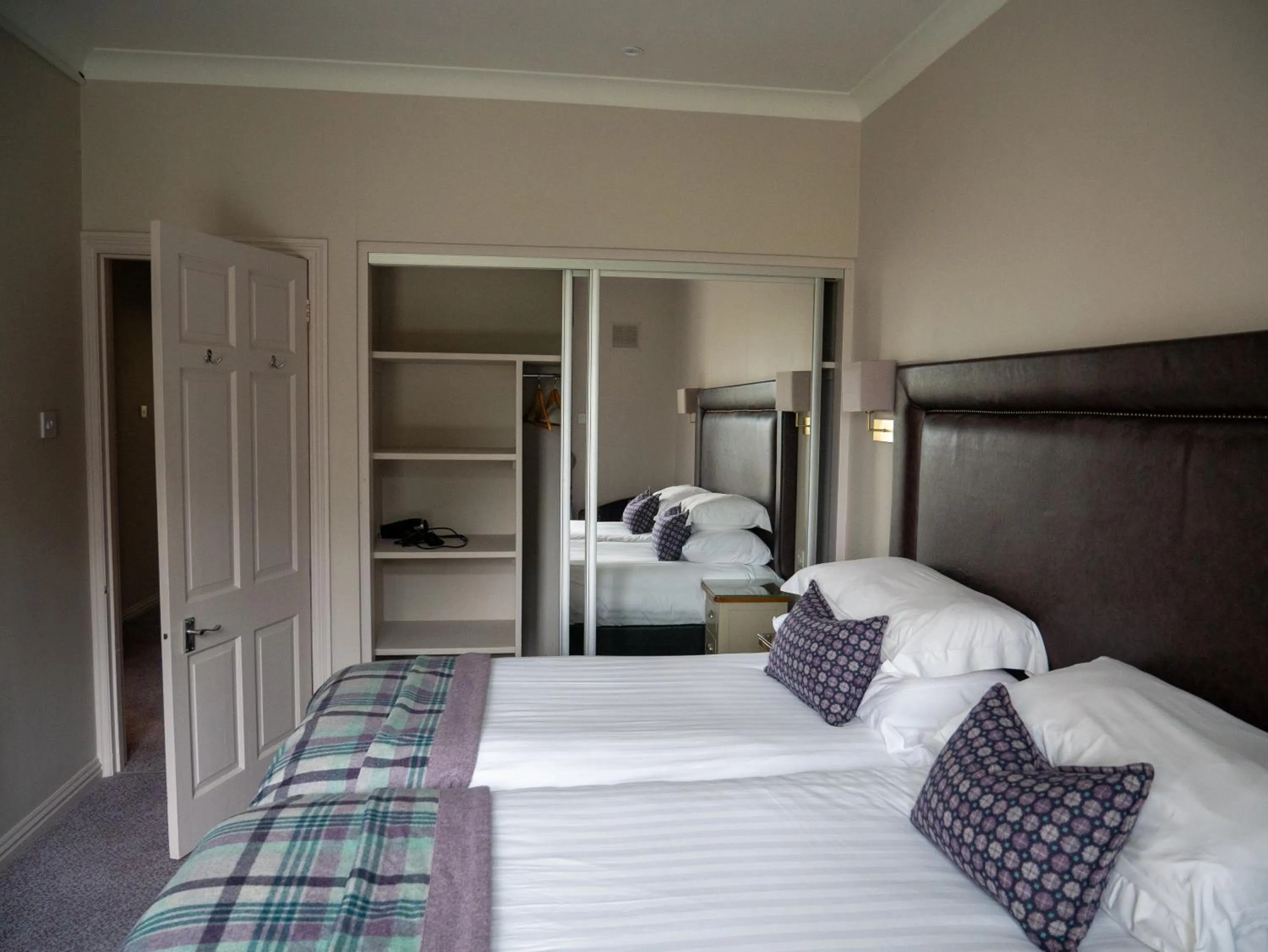 Bed in Elmers Court Hotel