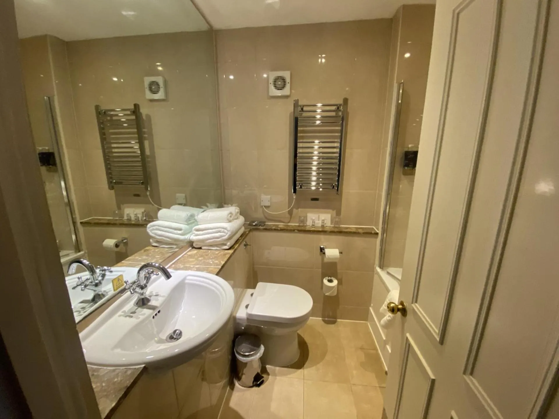 Bedroom in Elmers Court Hotel