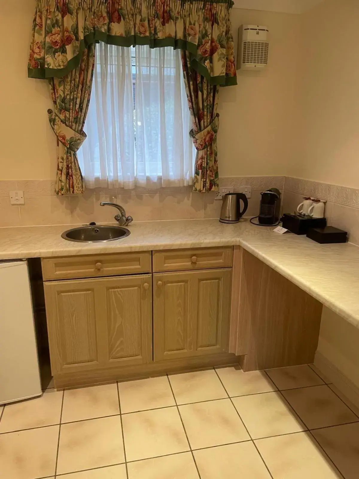 Deluxe King Room in Macdonald Elmers Court Hotel Deluxe King Room in Macdonald Elmers Court Hotel