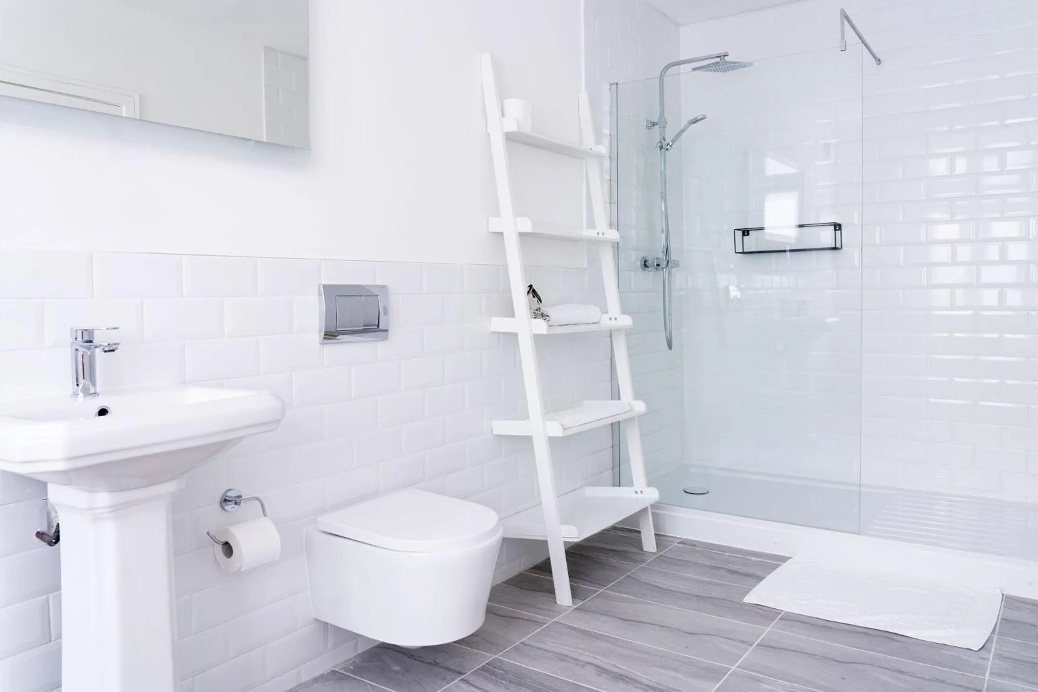 Shower in Woodman Pub