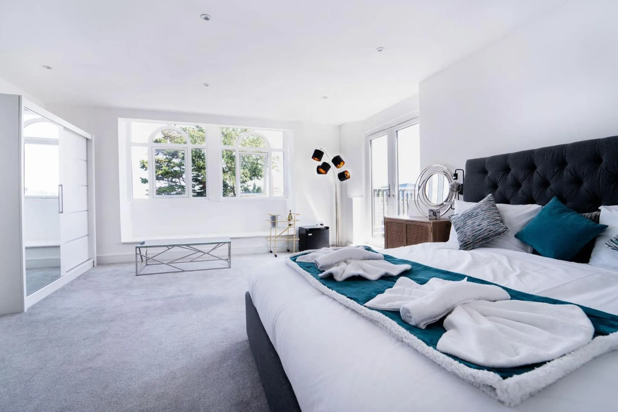 Bedroom, Bed in Woodman Pub