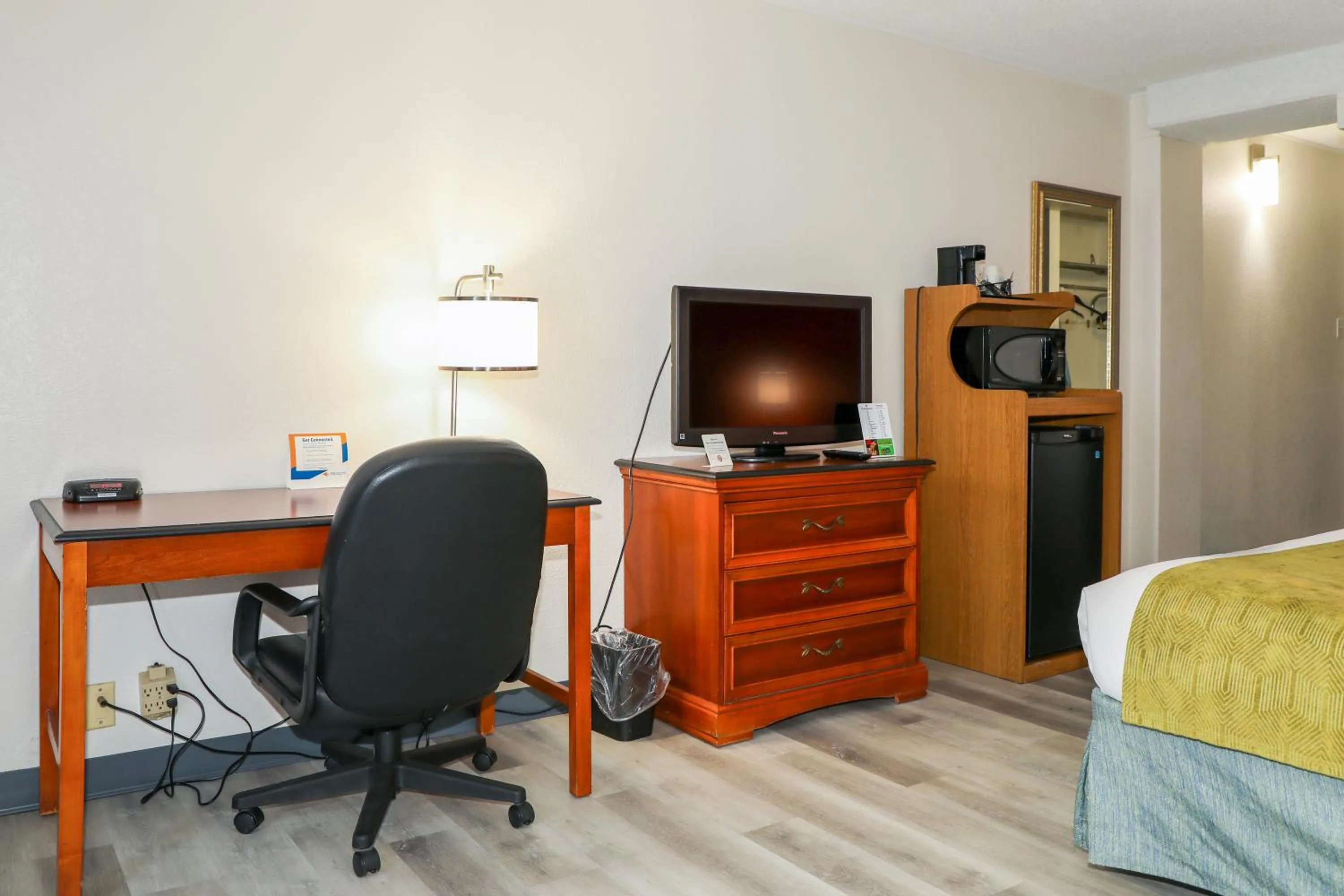 TV and multimedia in Ramada by Wyndham Cumberland Downtown