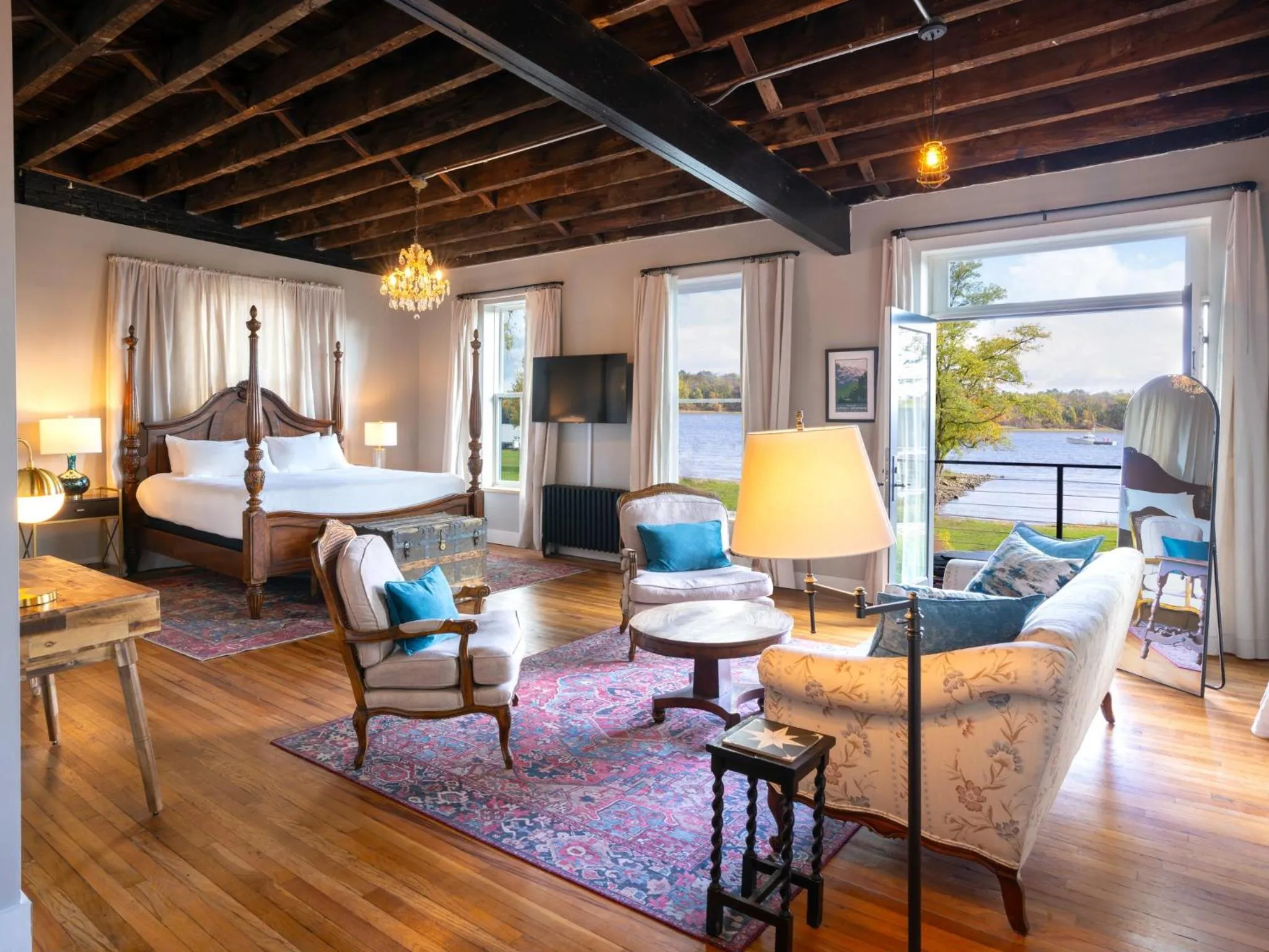 Photo of the whole room, Bed in voco James Newbury Hudson Valley by IHG