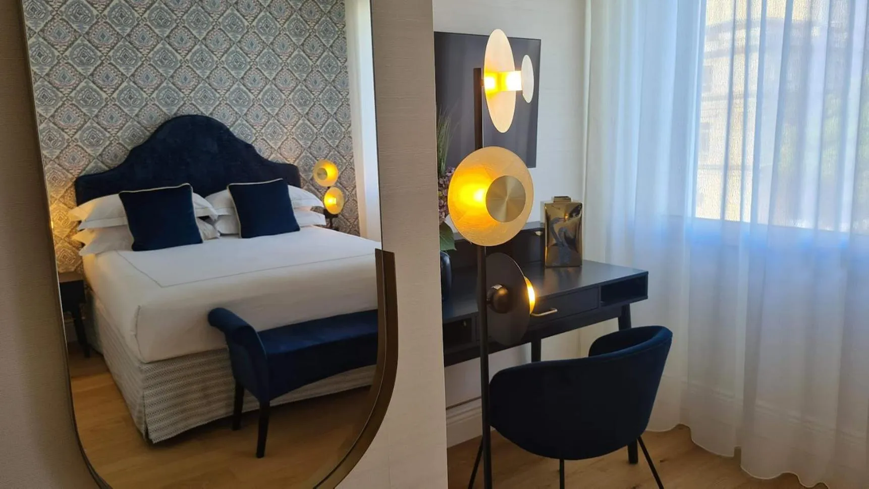 hair dresser, Bed in Jolly Charme Suite