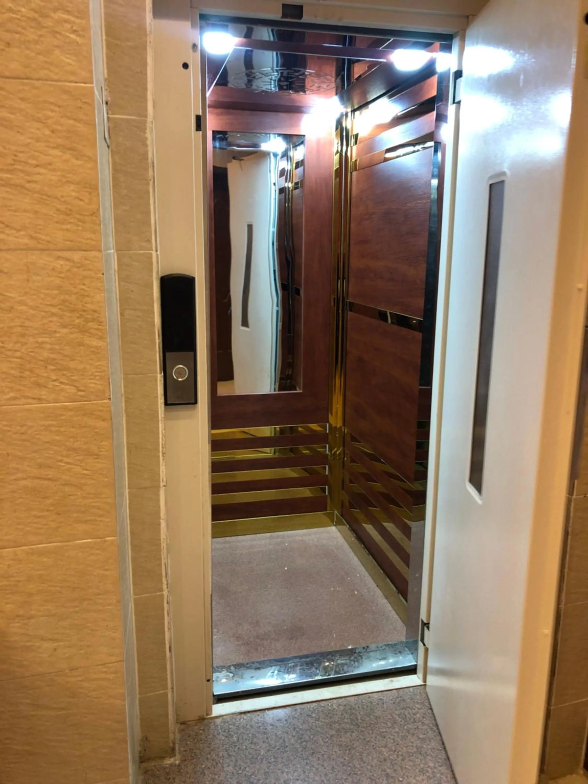 elevator in Grand Pyramid View Hotel