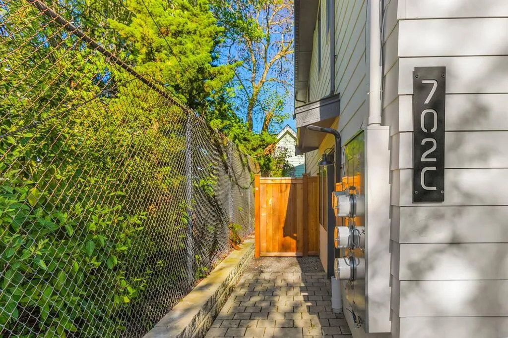 The Sweetest Hill - 81 Walkscore!