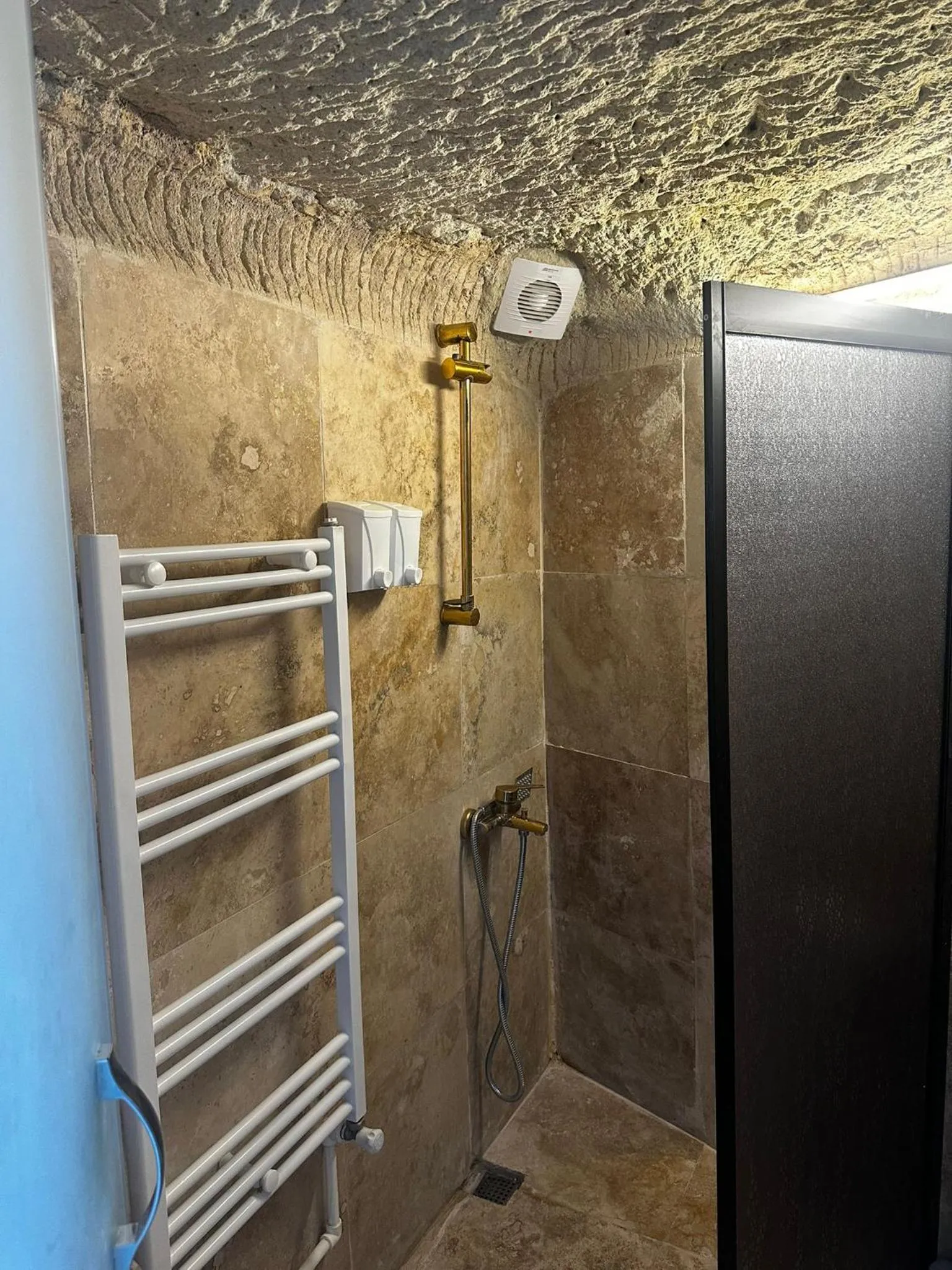 Shower in Kale House Nar