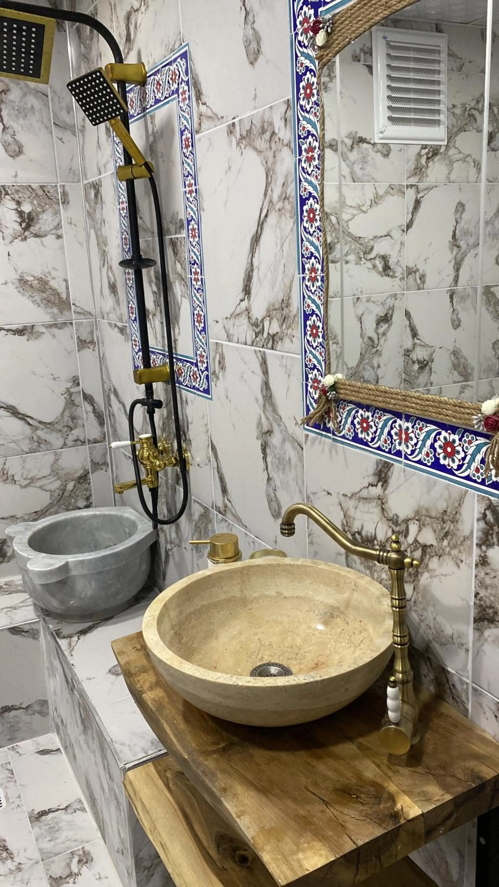 Shower in Kale House Nar