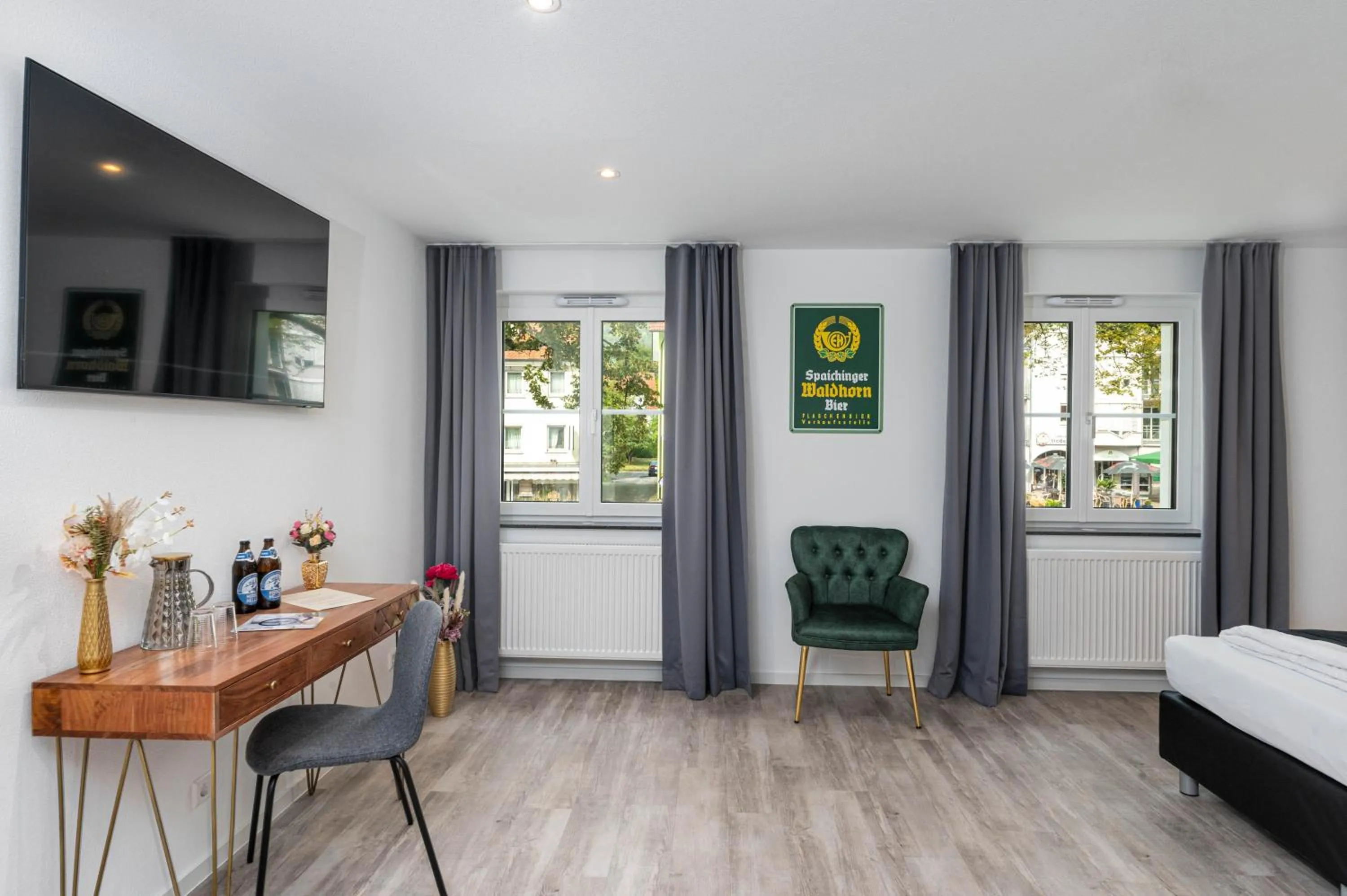 Photo of the whole room, Bed in Hotel Das Q Spaichingen