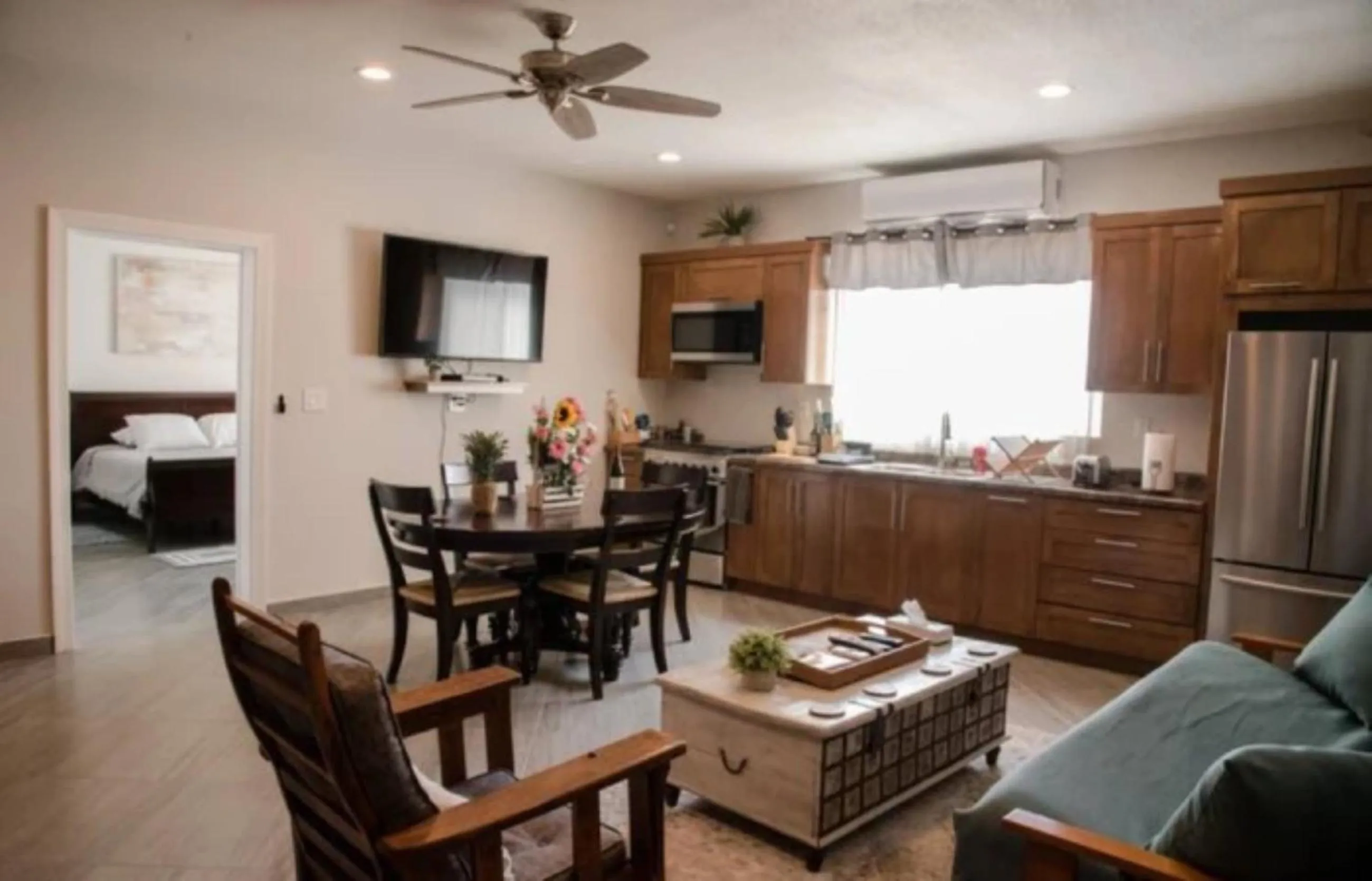 Communal lounge/ TV room in Capitan Boutique Resort