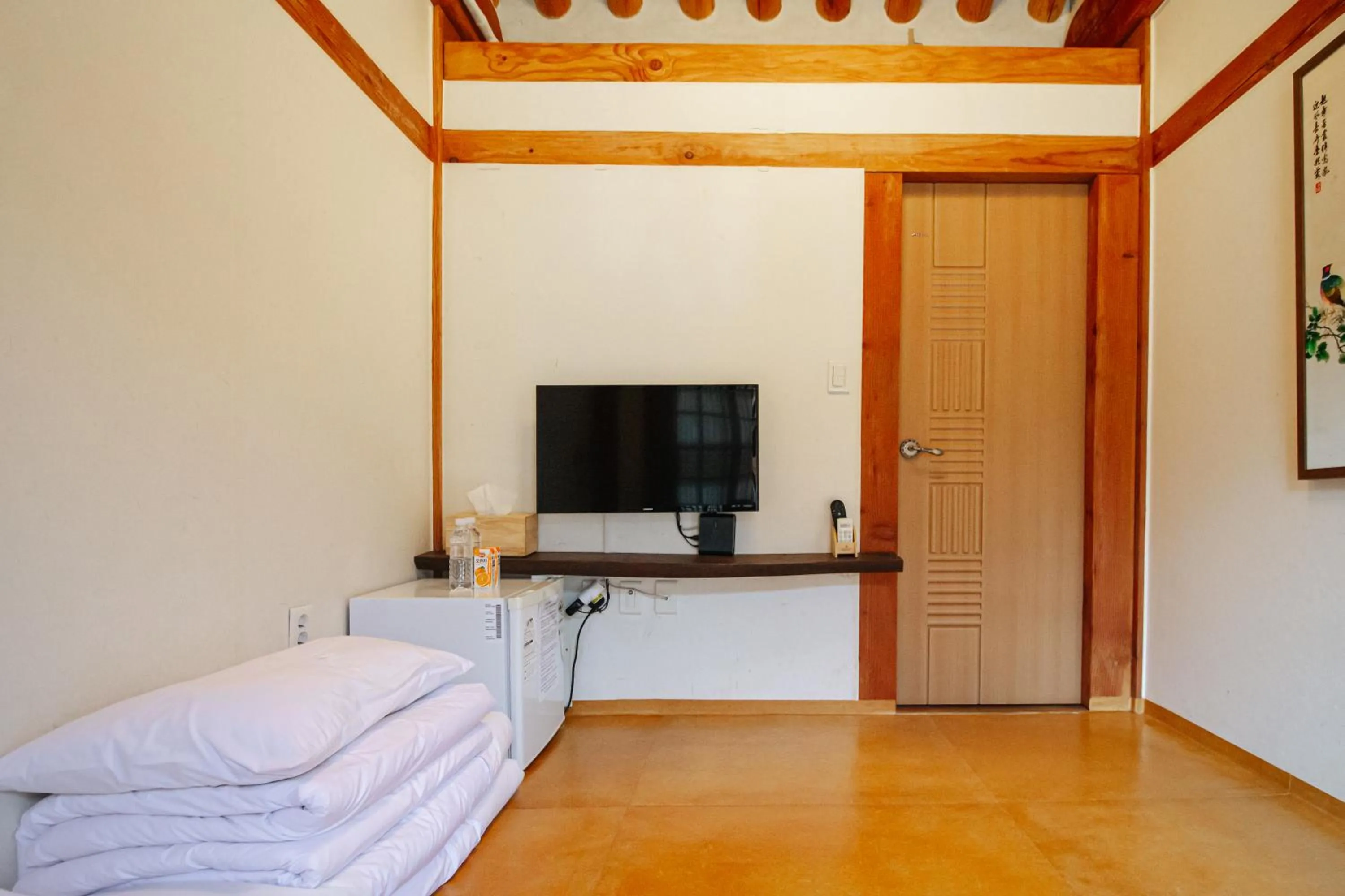 TV and multimedia, Bed in Jeonju Hanok village Deoksugung