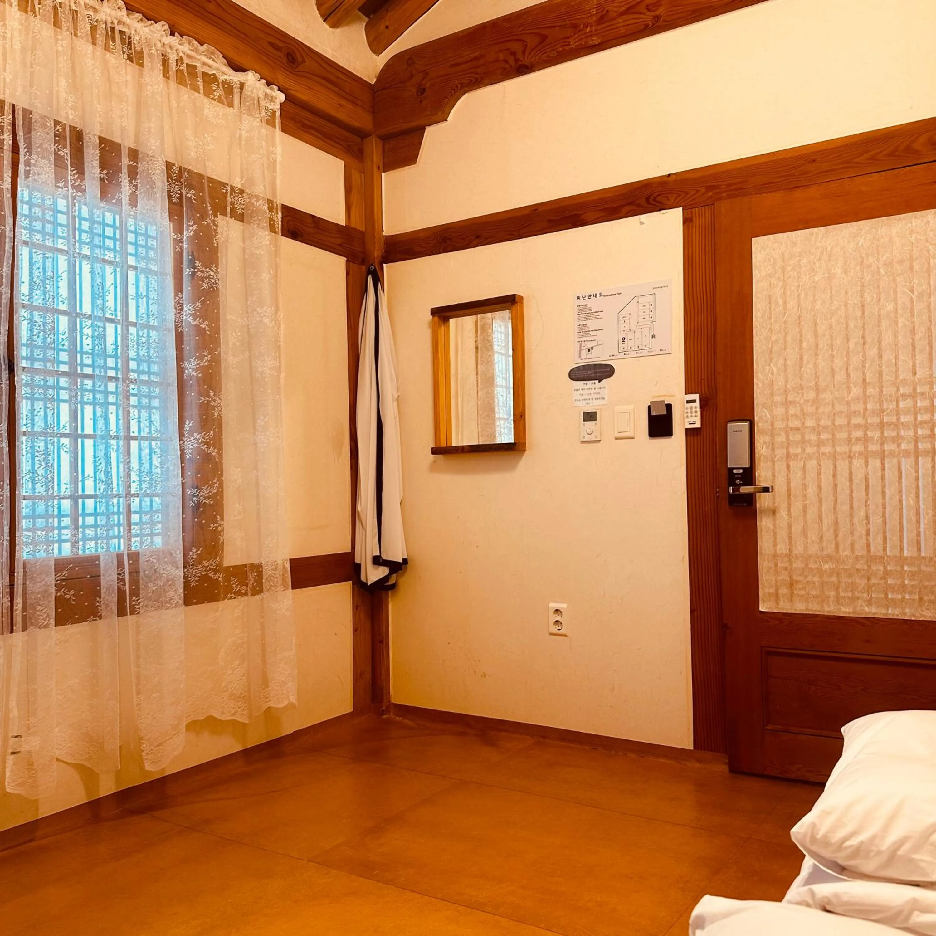 TV and multimedia, Bed in Jeonju Hanok village Deoksugung