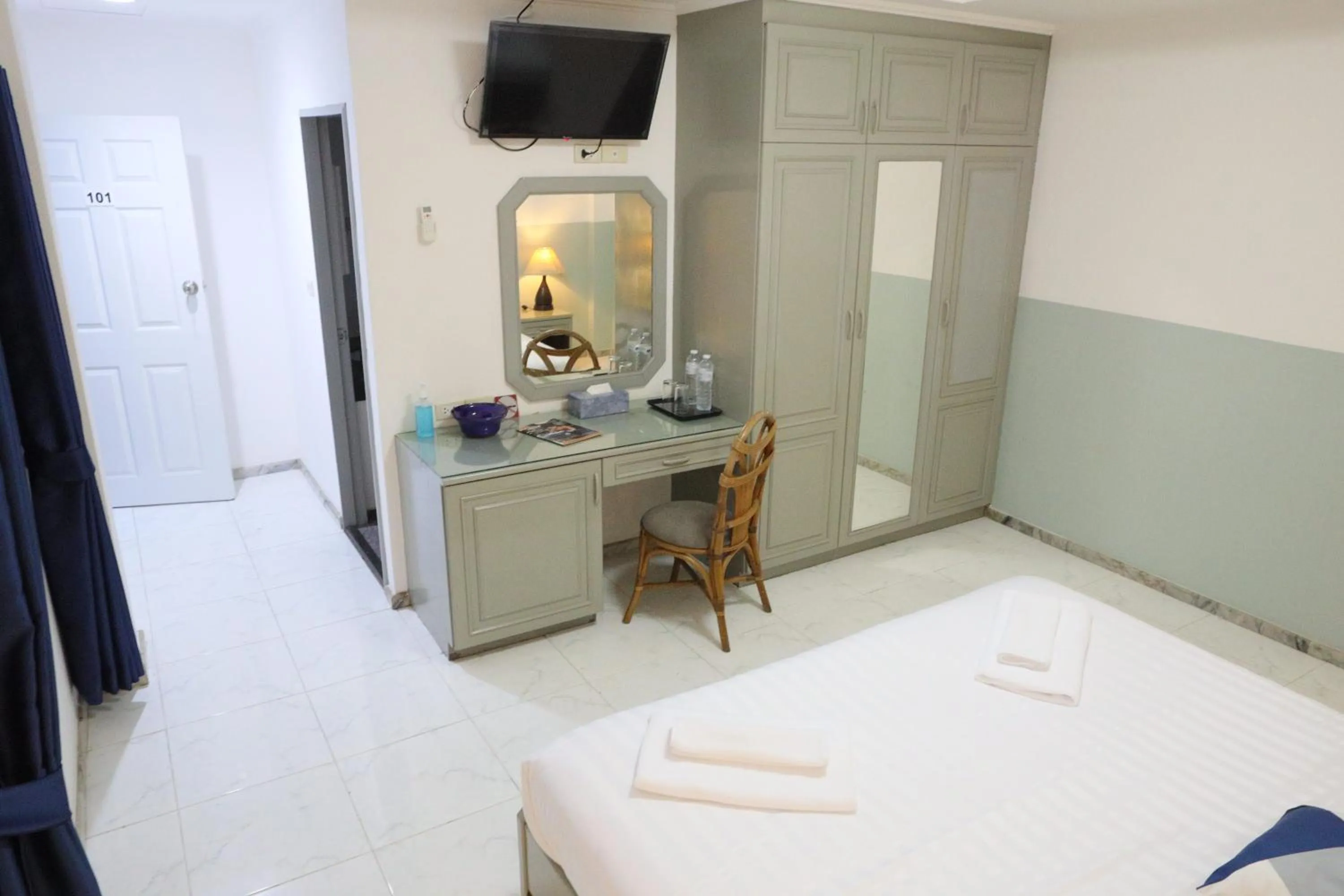 wardrobe, Bed in Aloft Hotel and Hostel Pattaya