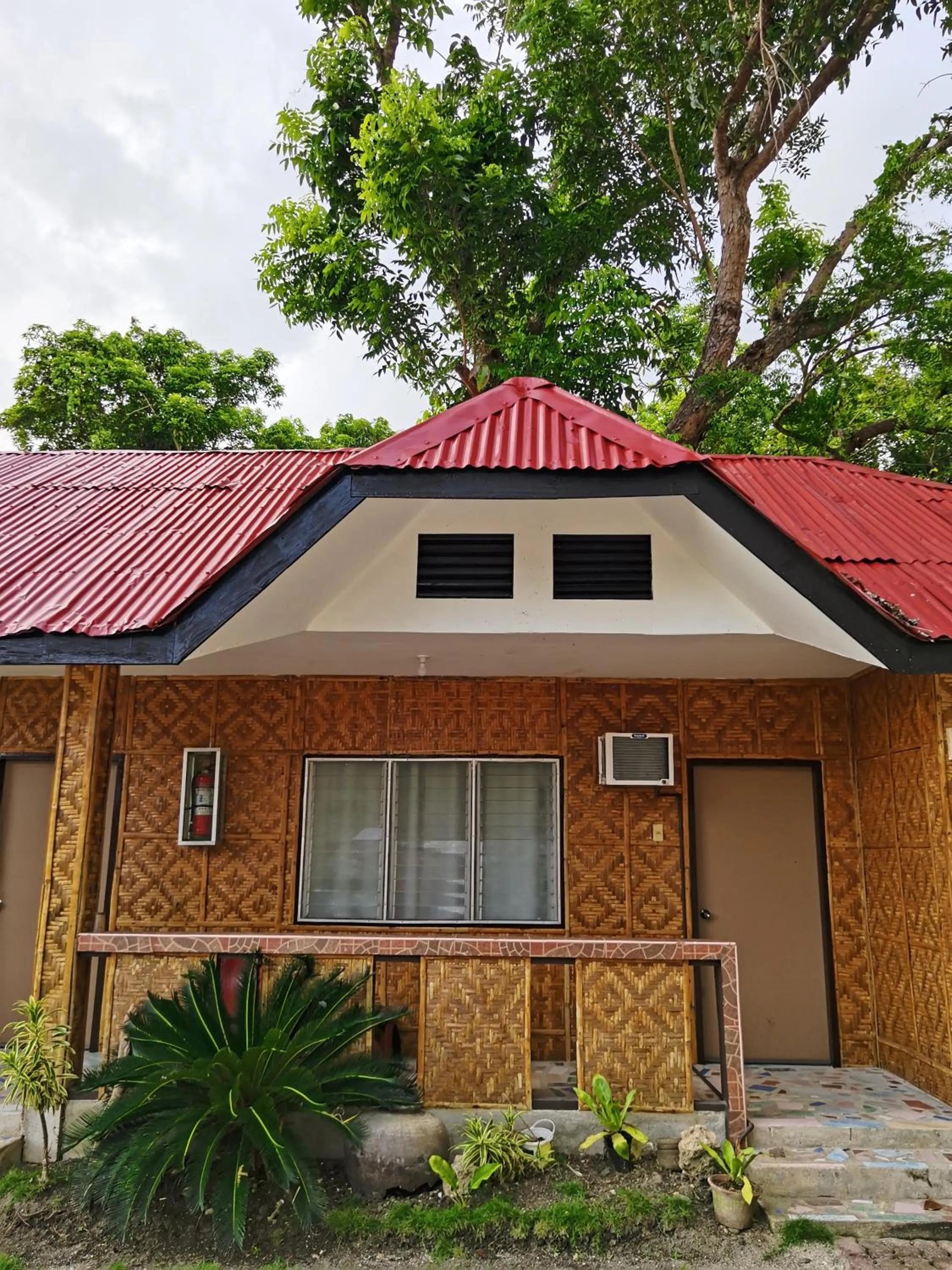 On Board Panglao Beach Hostel & Resort with FREE MOTORBIKE