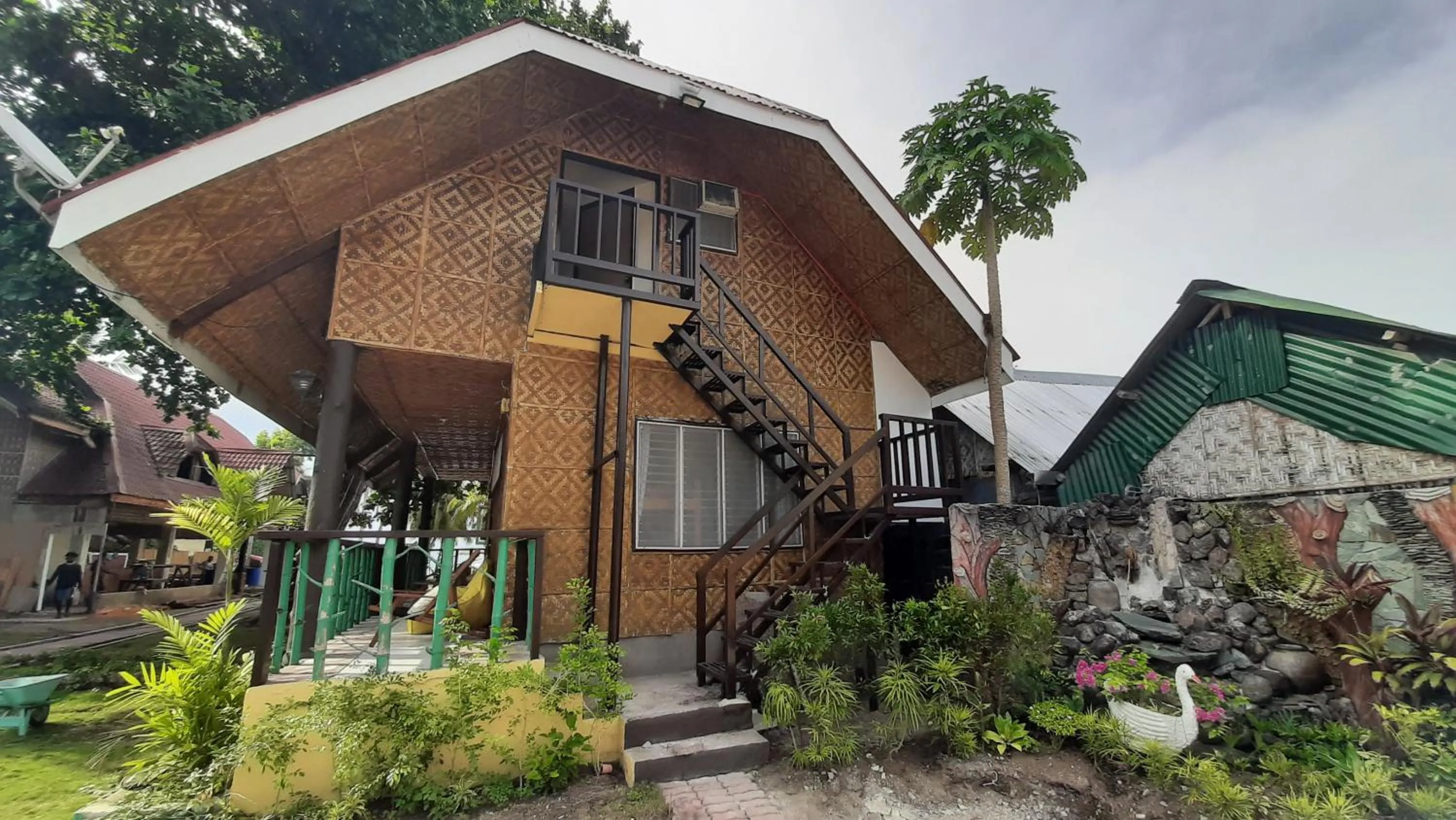 On Board Panglao Beach Hostel & Resort with FREE MOTORBIKE