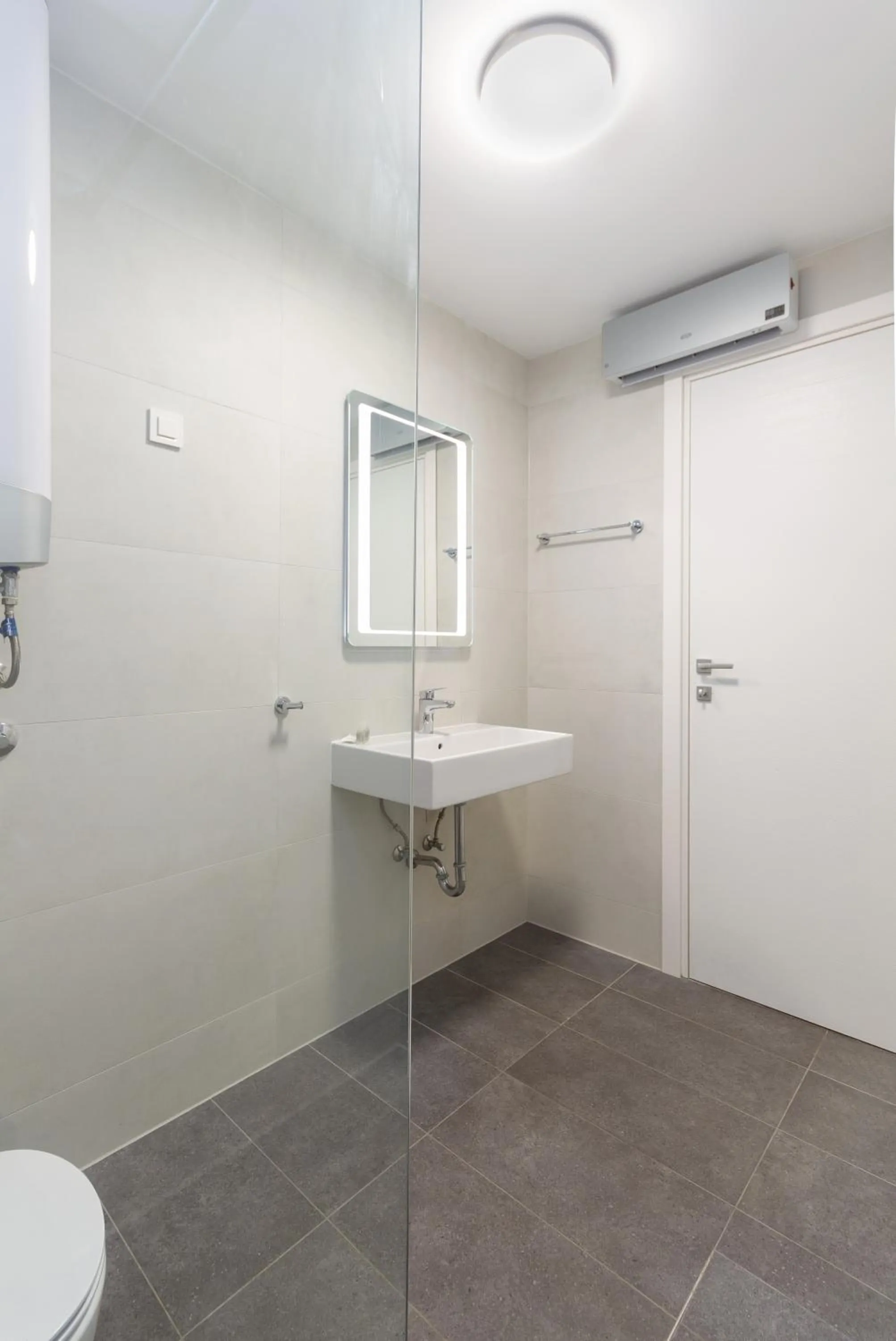 Shower in Garden Palace Marjeta Apartment with free Parking