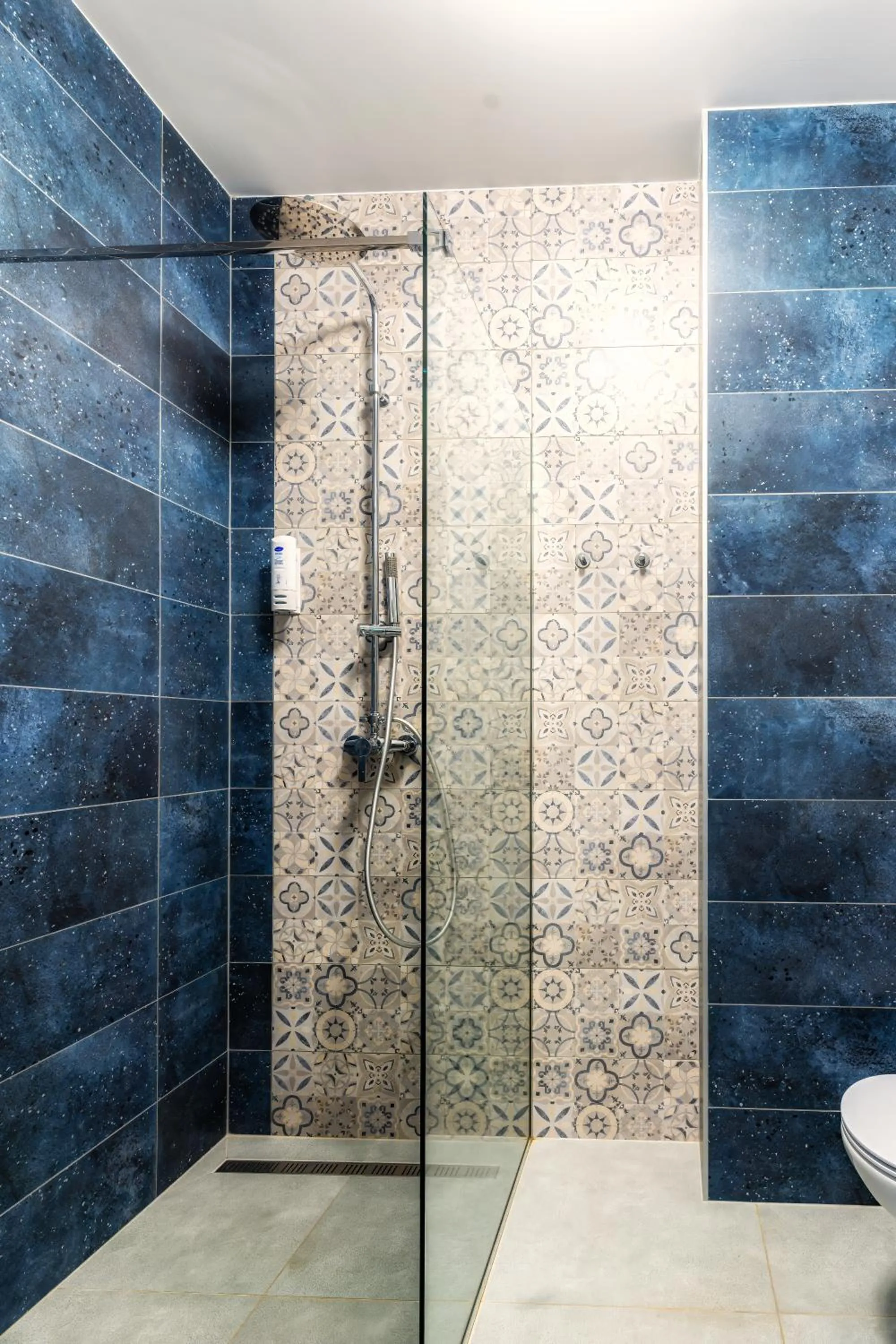 Shower in Ikonik Spa Hotel