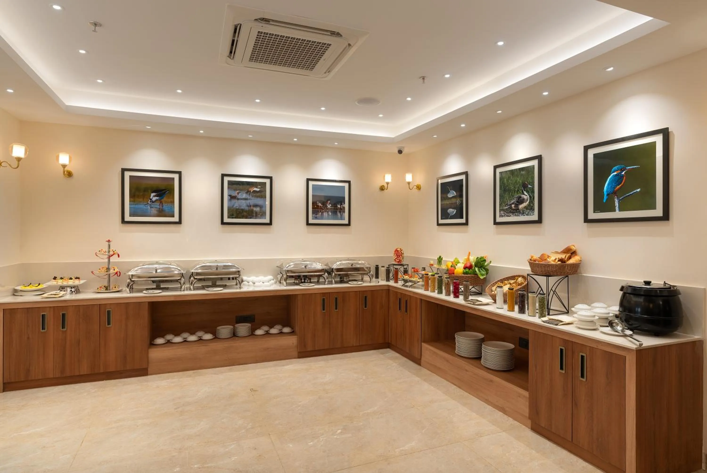 Dining area in Cozzet Victoria Hotel