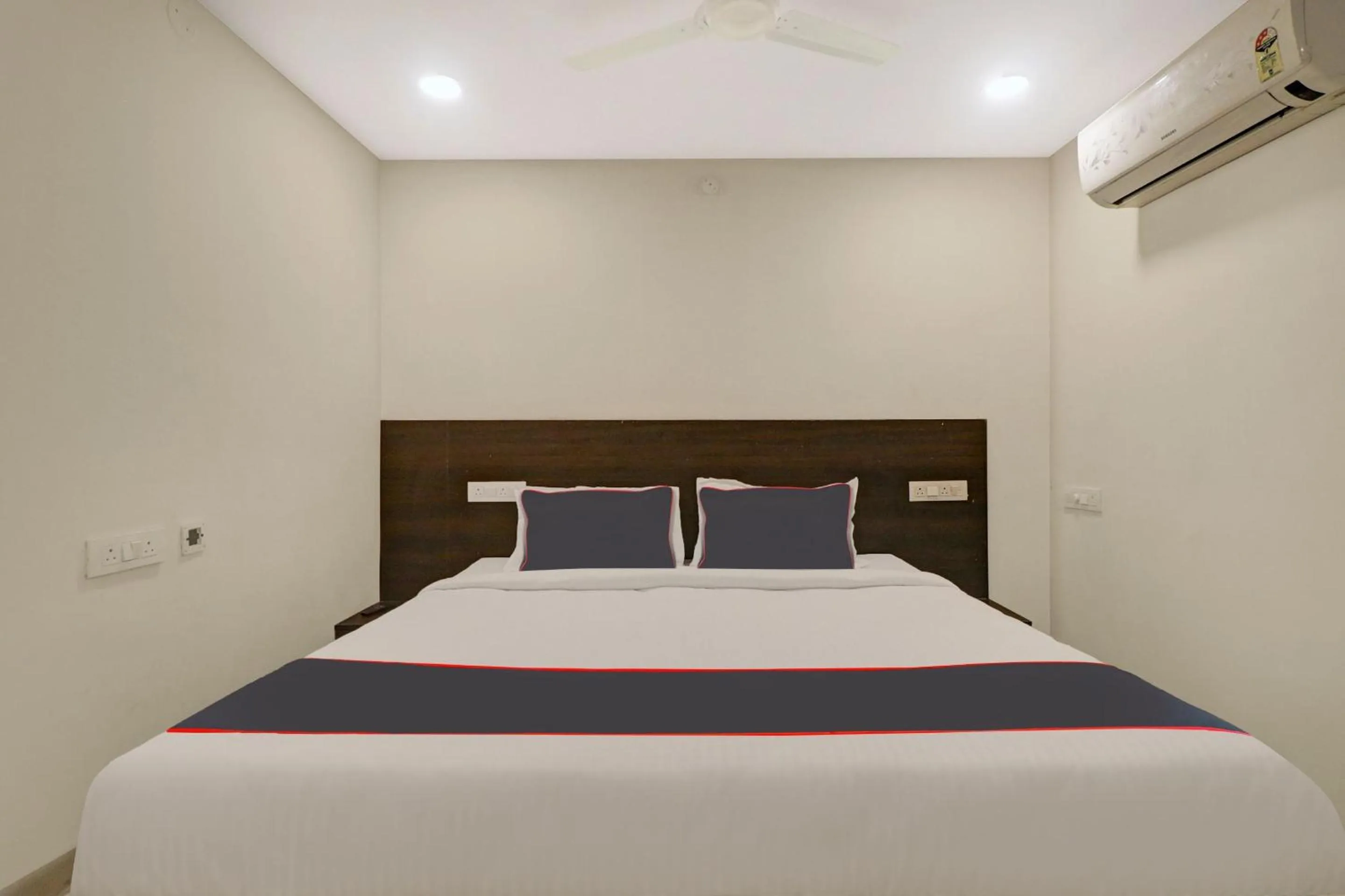 Bedroom, Bed in Super Collection O Pnr International Mehdipatnam