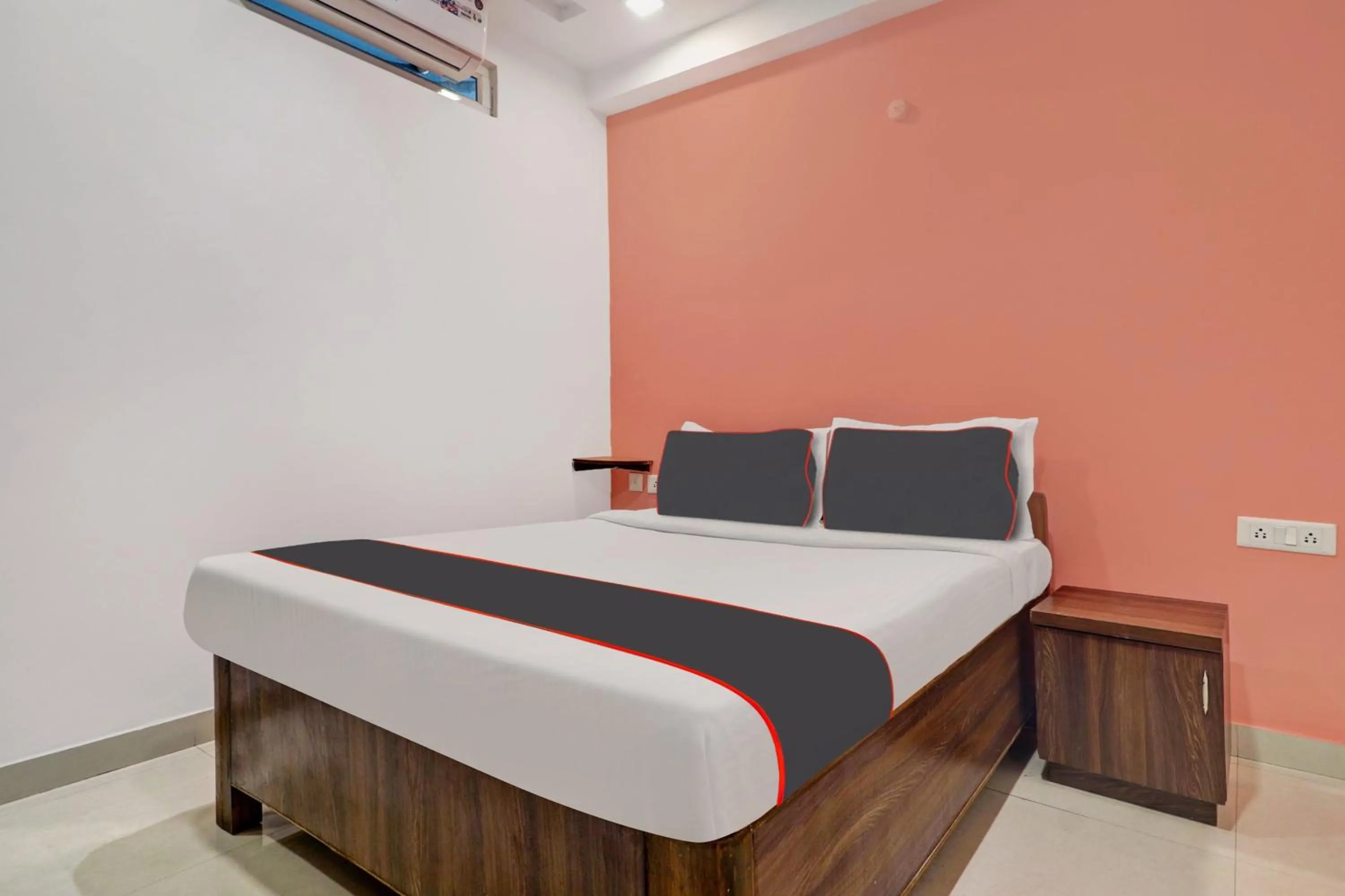 Bedroom, Bed in Super Capital O Qualia Gachibowli