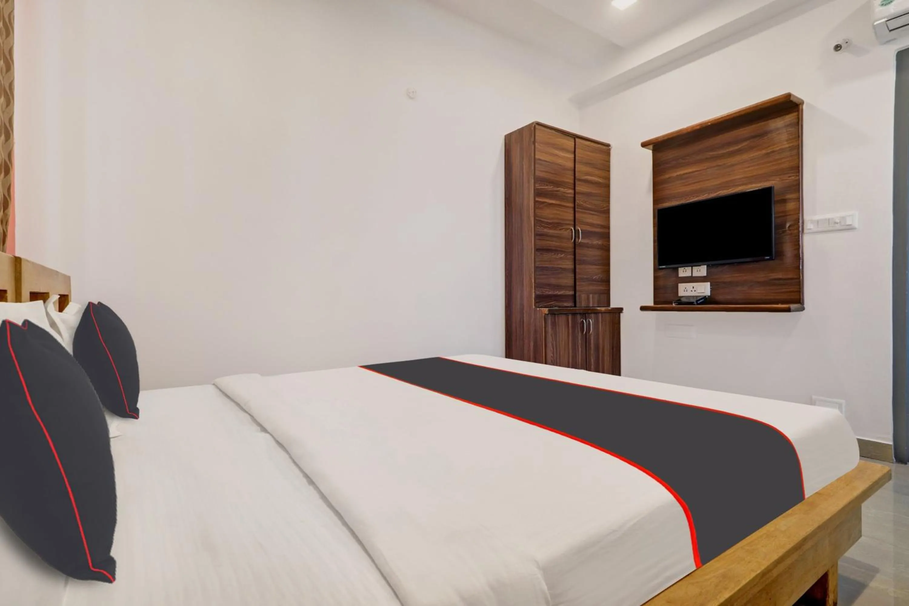 Bedroom, Bed in Super Capital O Qualia Gachibowli