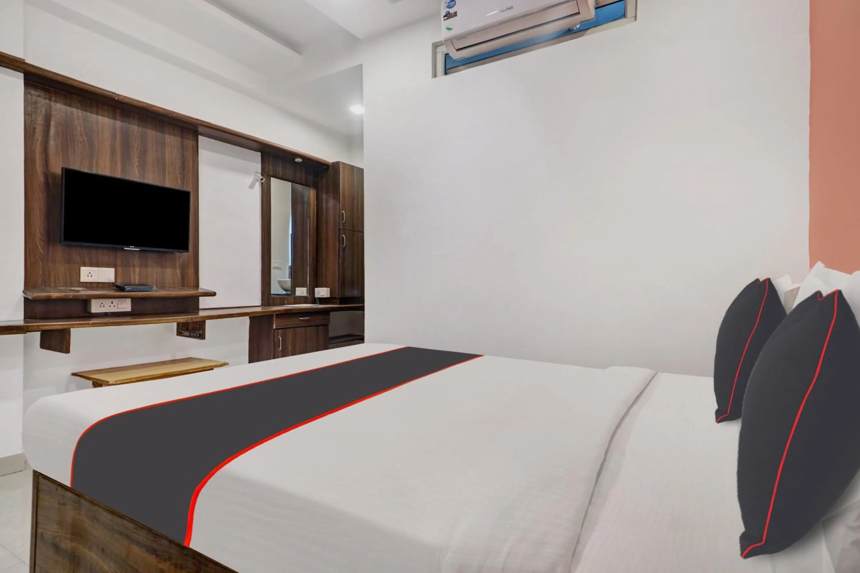 Bedroom, Bed in Super Capital O Qualia Gachibowli