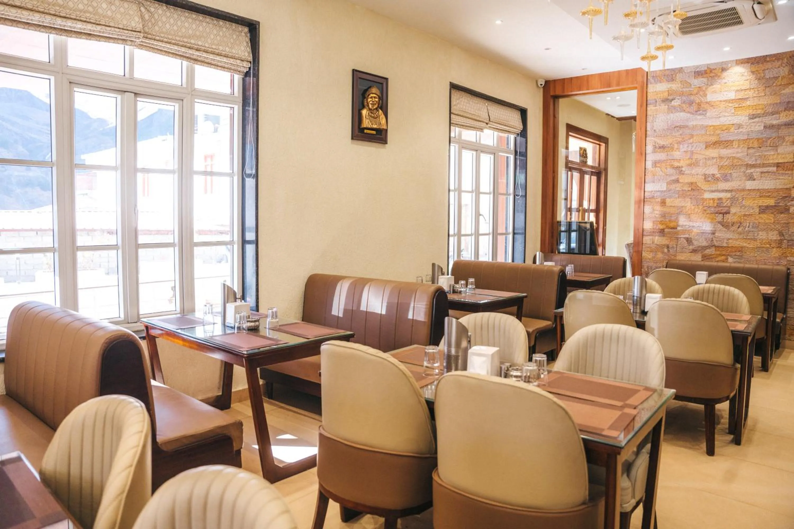 Restaurant/places to eat in New Hotel Snow Crest