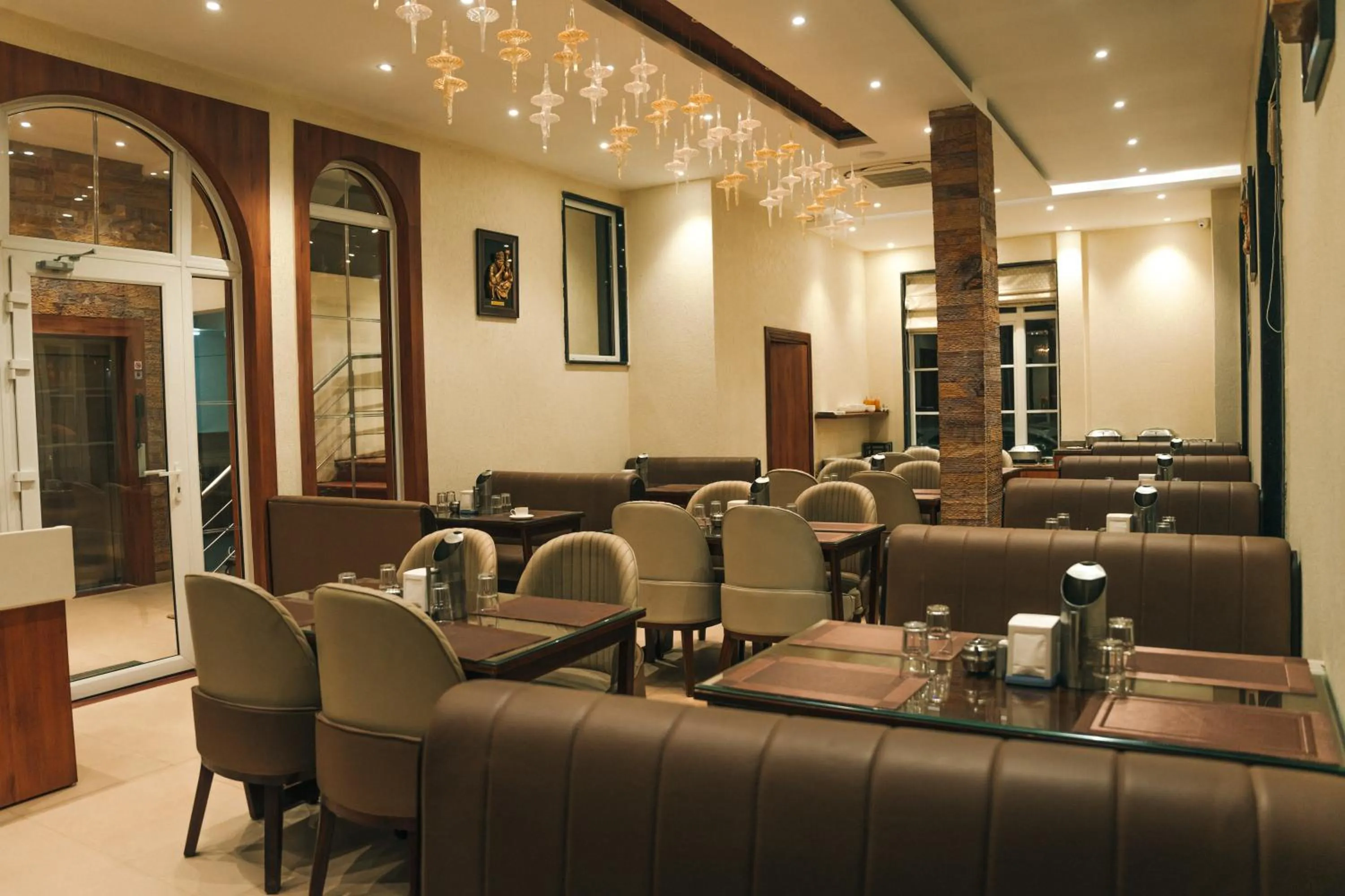 Restaurant/places to eat in New Hotel Snow Crest