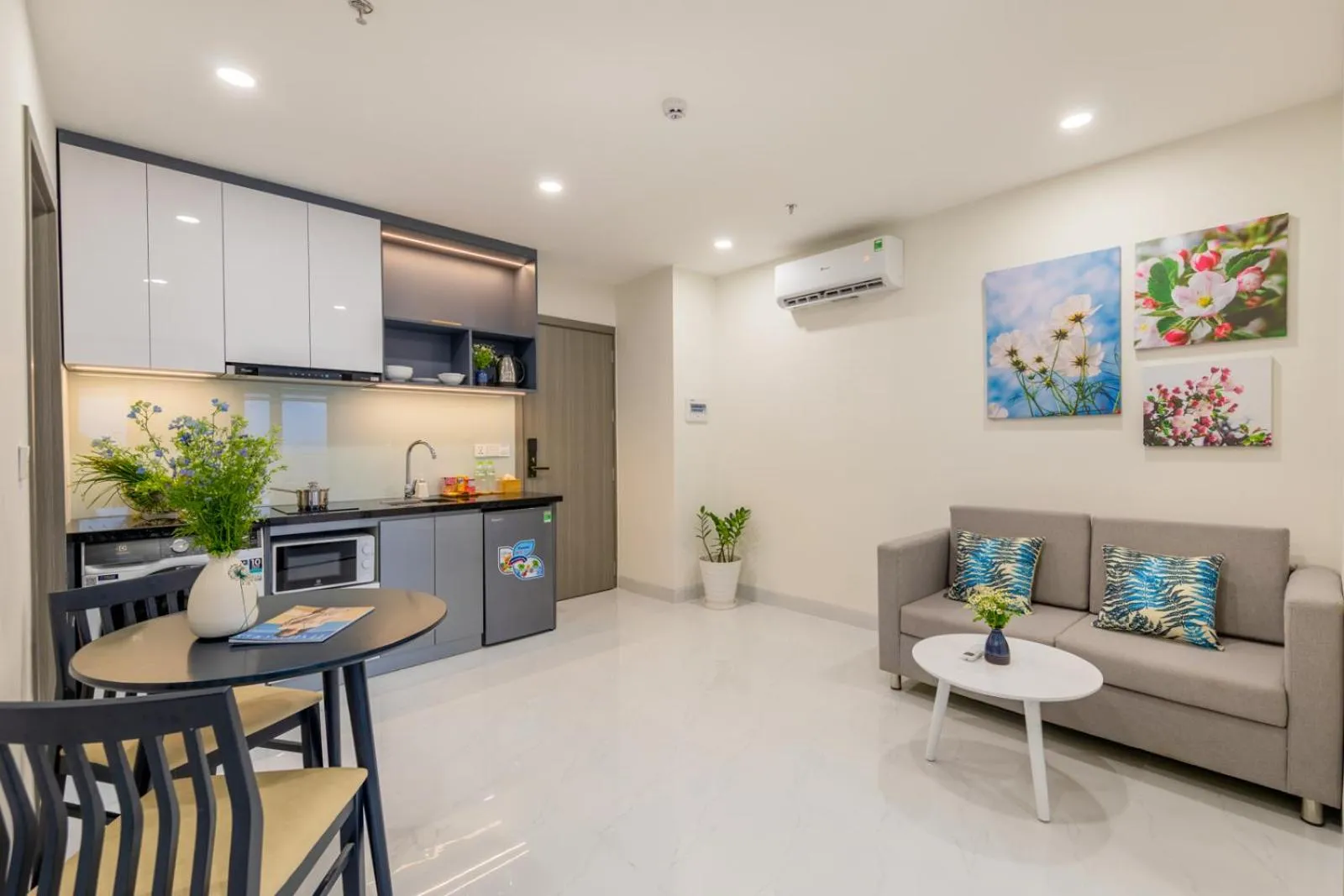 Kitchen or kitchenette in The Home Hotel & Apartment