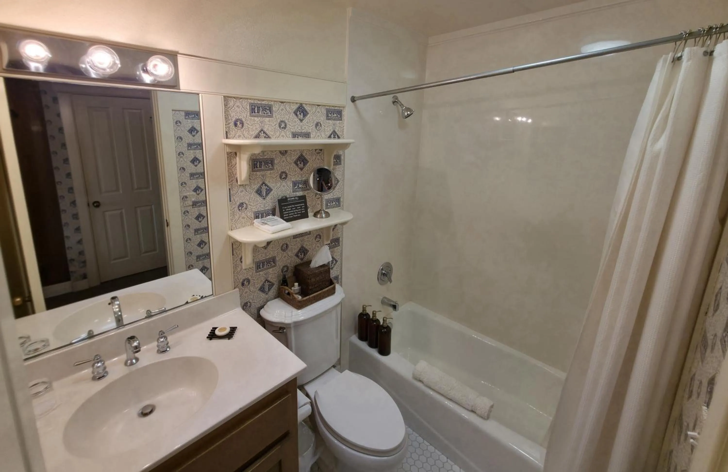 Shower in Orchard Hill