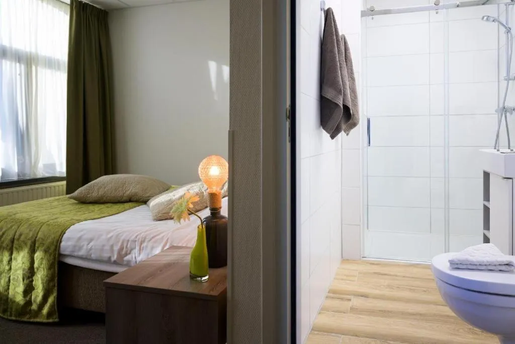 Bathroom, Bed in Hotel Old Dutch Bergen op Zoom