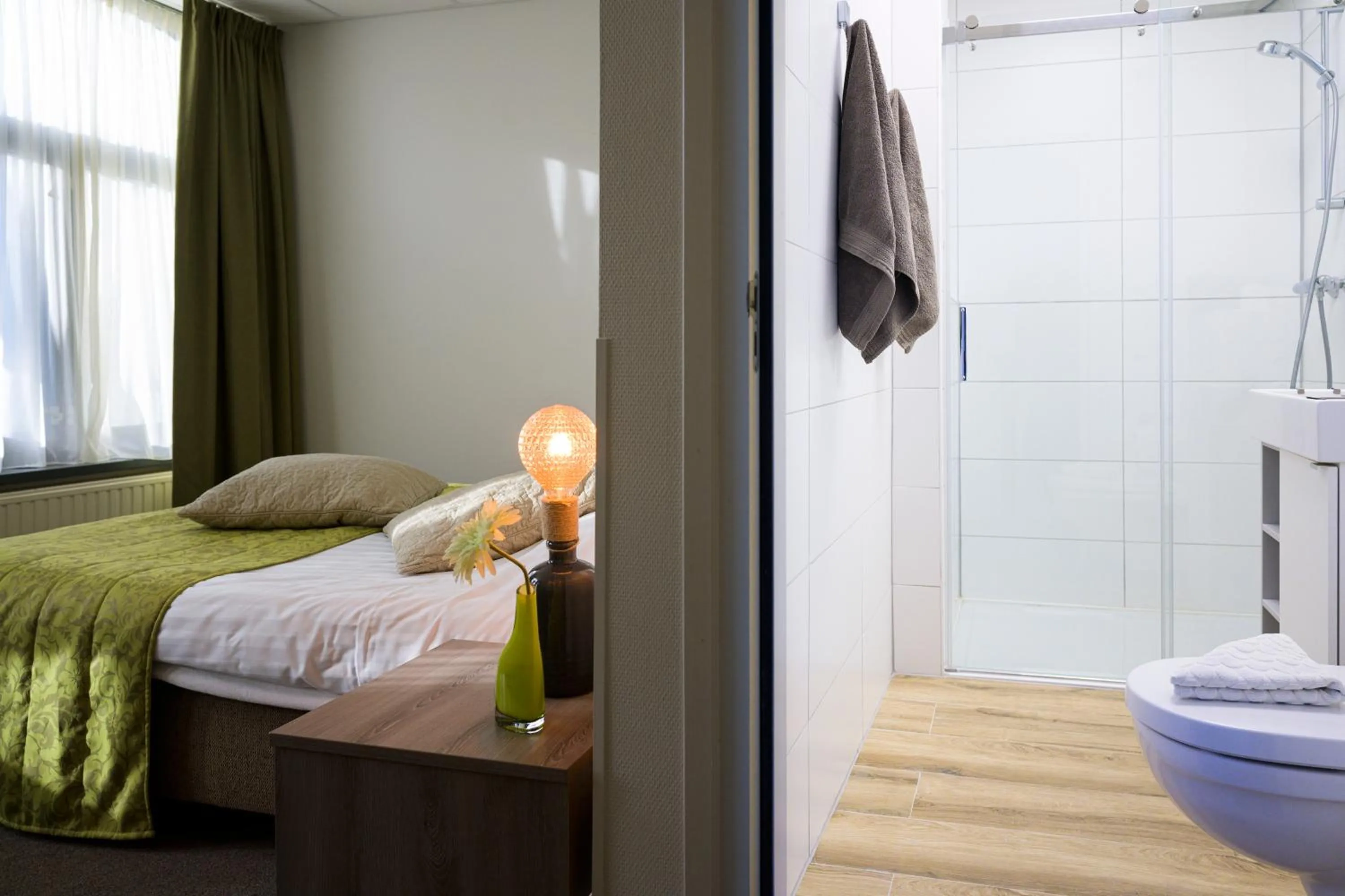 Shower, Bed in Hotel Old Dutch Bergen op Zoom