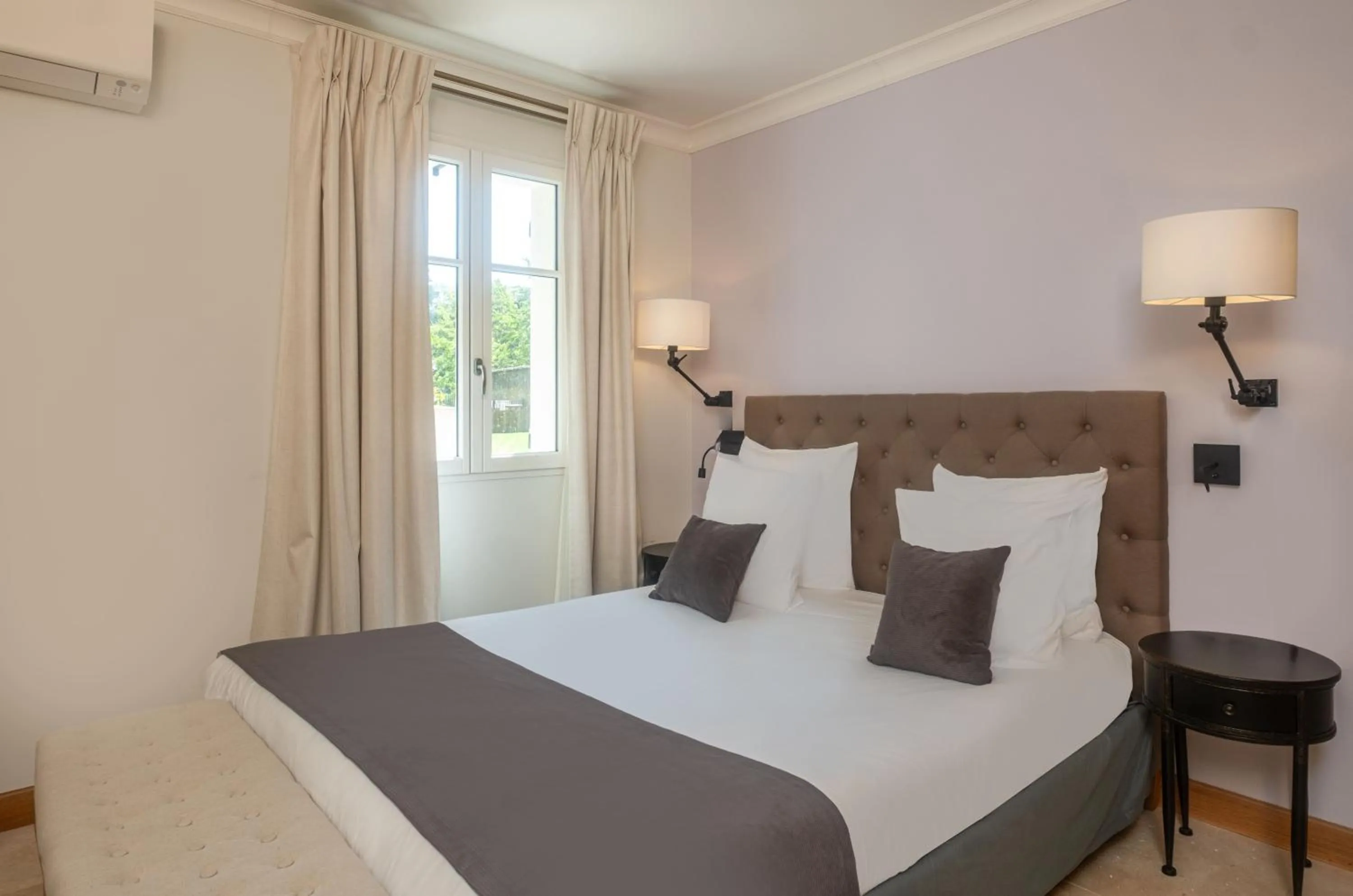 Photo of the whole room, Bed in Domaine de la Commanderie de Ballan