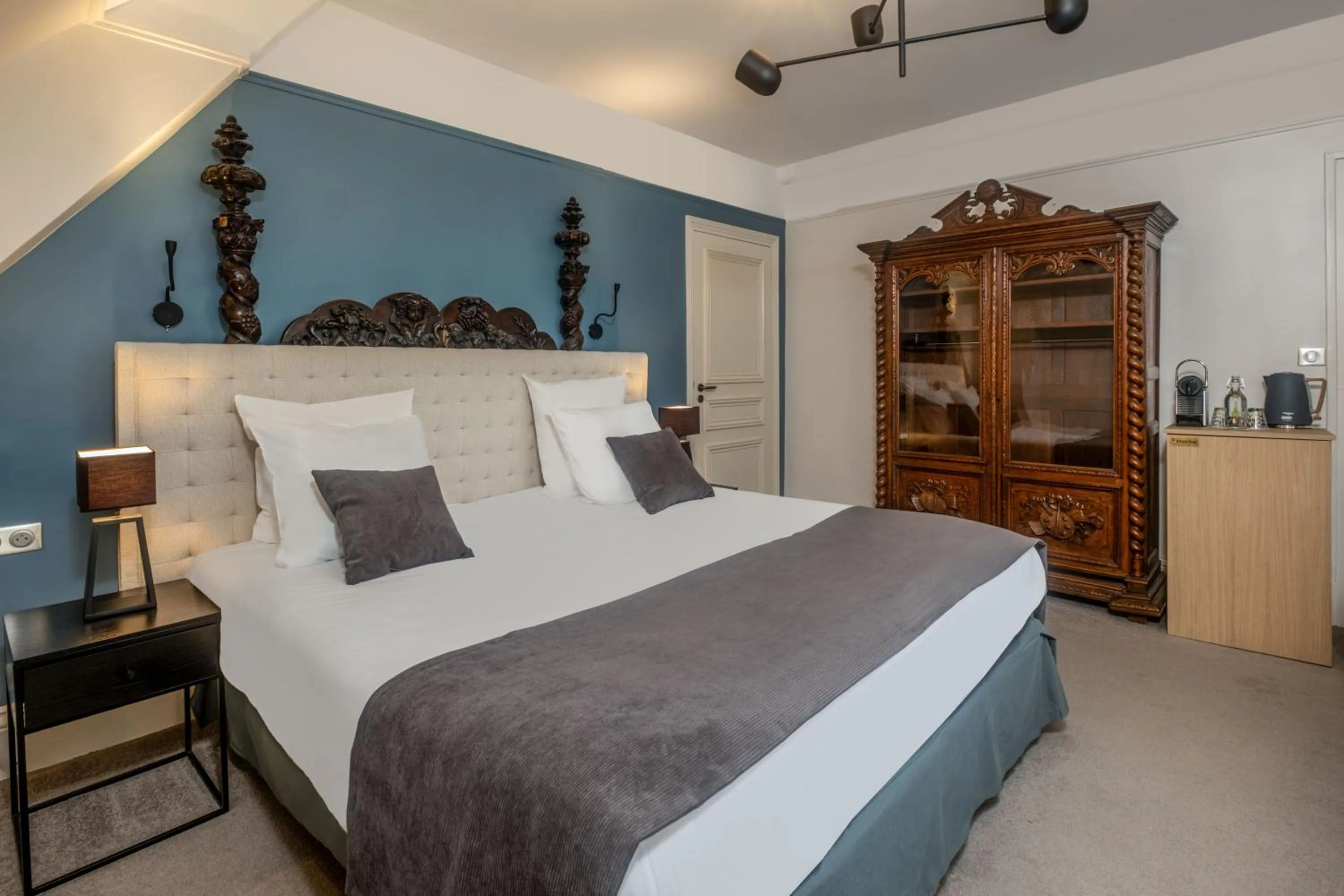 Photo of the whole room, Bed in Domaine de la Commanderie de Ballan