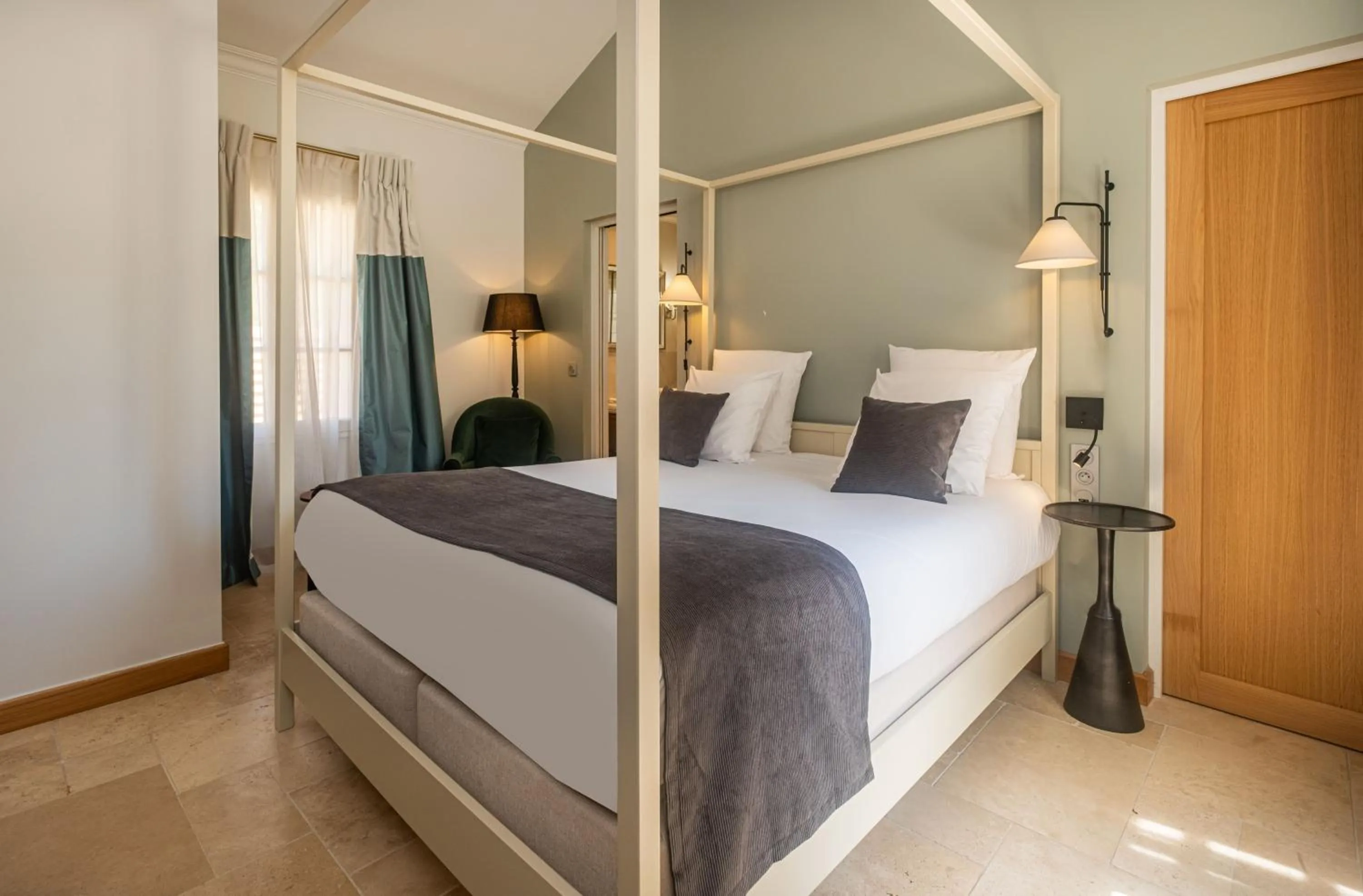 Photo of the whole room, Bed in Domaine de la Commanderie de Ballan