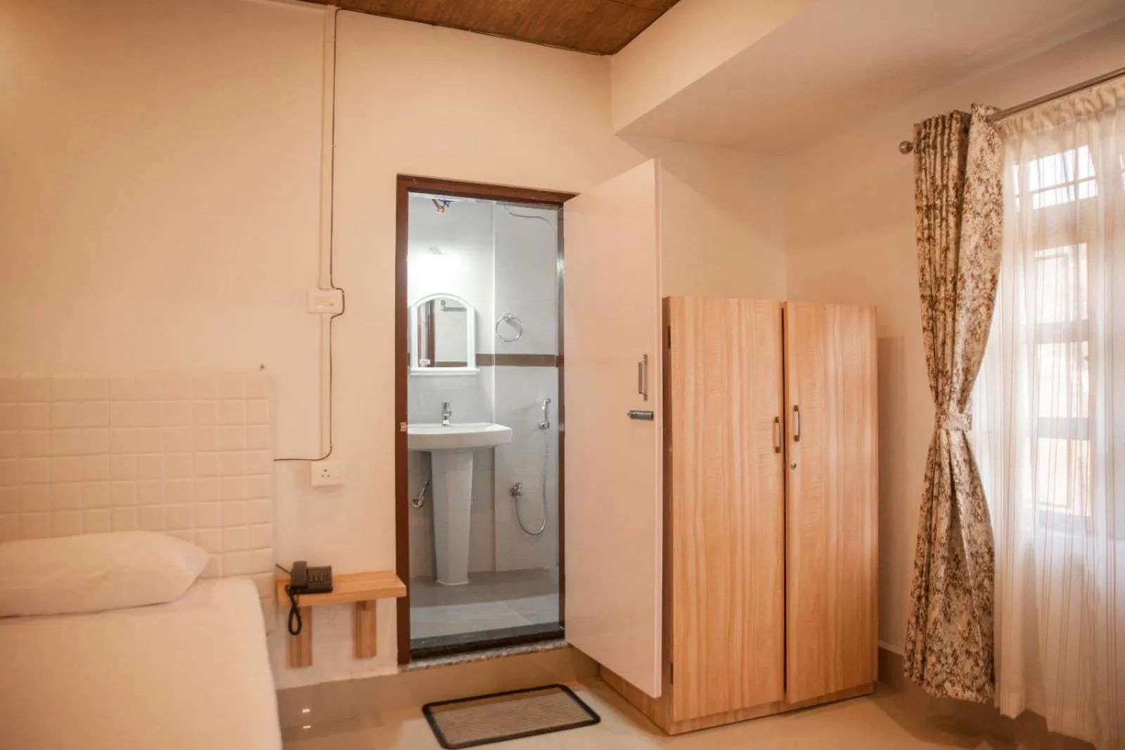 Shower, Bed in MOCAHM