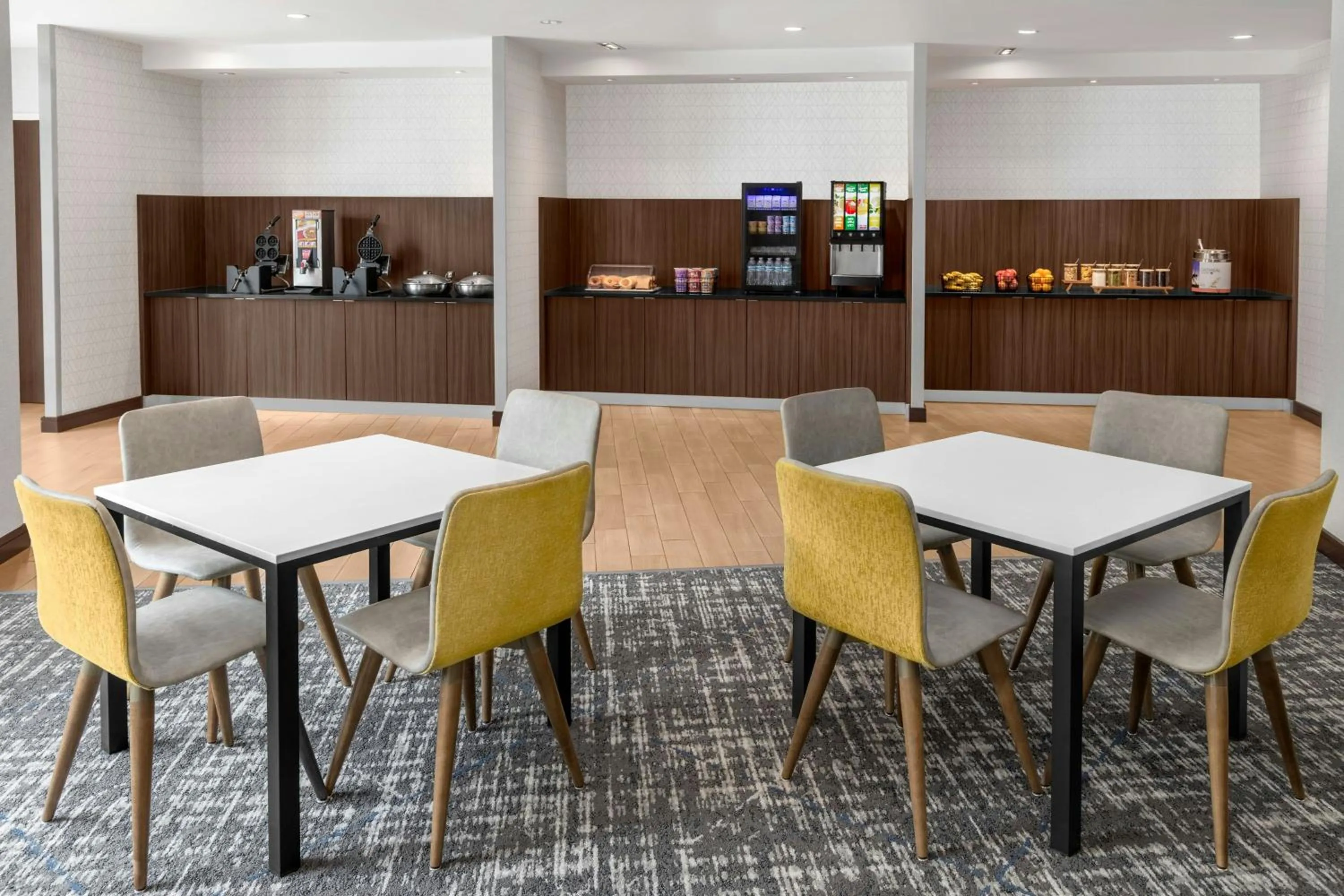 Breakfast in Fairfield Inn and Suites by Marriott Calhoun