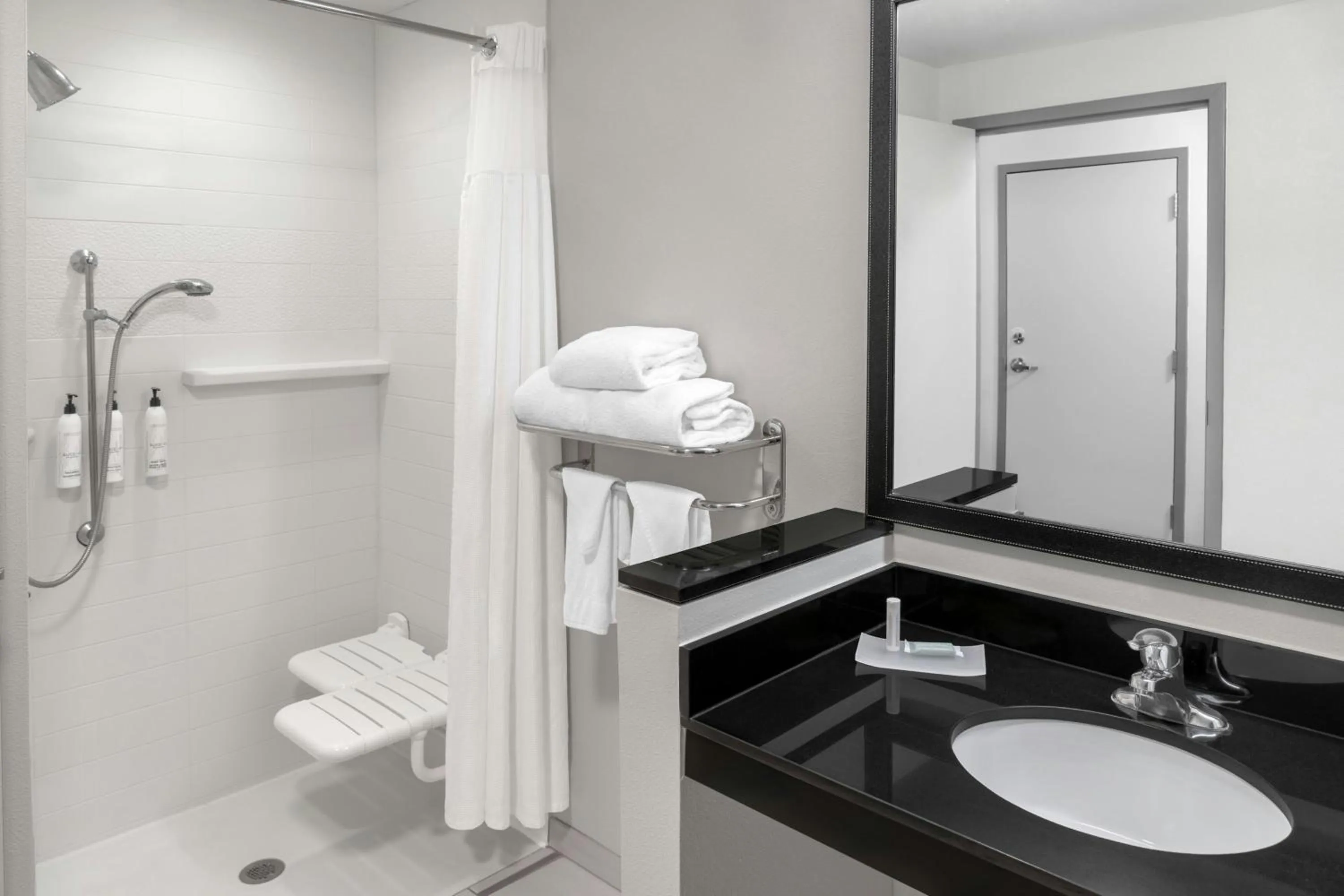 Bathroom in Fairfield Inn and Suites by Marriott Calhoun